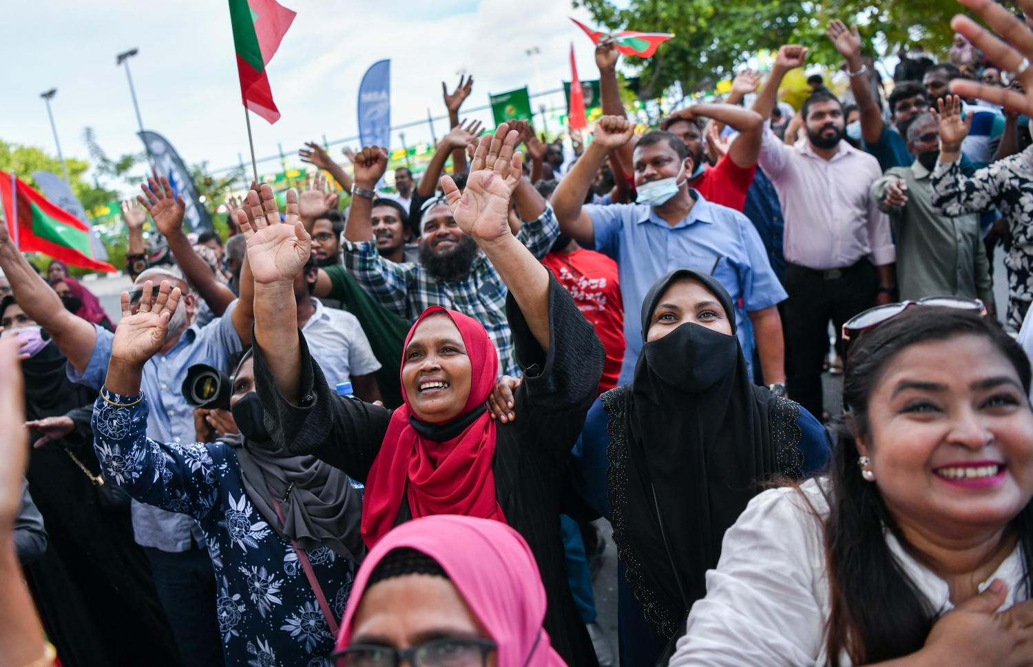 ނޮވެމްބަރު 30، 2021- ކުރީގެ ރައީސް ޔާމީނަށް ކްރިމިނަލް ކޯޓުން ކުރި ހުކުމް ސުޕްރީމް ކޯޓުން މިއަދު ބާތިލުކުރުމާއެކު، އެ މަނިކުފާނު ކޯޓުން ގެކޮޅަށް ވަޑައިގެން ކުޑަދޮރުން ހަނާ އަޅުއްވާތީ ސަޕޯޓަރުން އުފާކޮށް، އަތް ހިއްލާލައި ސަލާމް ކުރަނީ.---ފޮޓޯ: ފަޔާޒު މޫސާ/ މިހާރު