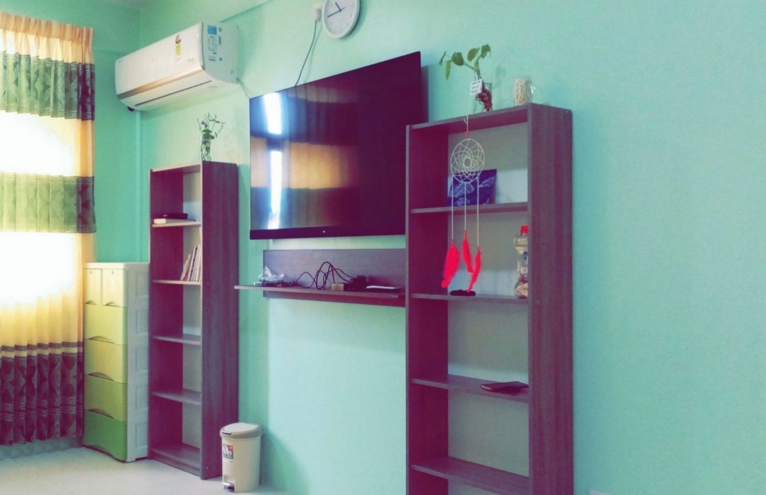 ފުވައްމުލަކުގައި ހުންނަ "އަމާން ވެށި" ގެ އެތެރެ: ކުދިން ޓީވީ ބަލަން ތިބެން ހަދައިފައި ހުރި ސިޓިންރޫމް.-- ފޮޓޯ:  ޖެންޑާ މިނިސްޓްރީ