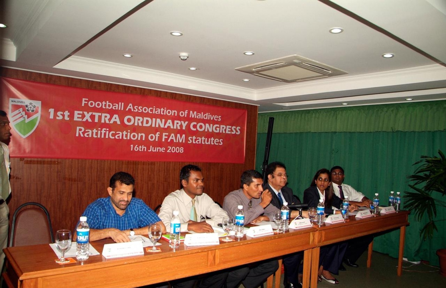 ދެހާސް އަށްވަނަ އަހަރު ބޭއްވި ފީފާގެ އިންތިހާބުގެ ނޯމަލައިޒޭޝަން ކޮމިޓީގެ ޗެއާ ޝާހިރު (ކ-4) އަދި ސެކްރެޓަރީ ޖެނެރަލް ޝާހް.