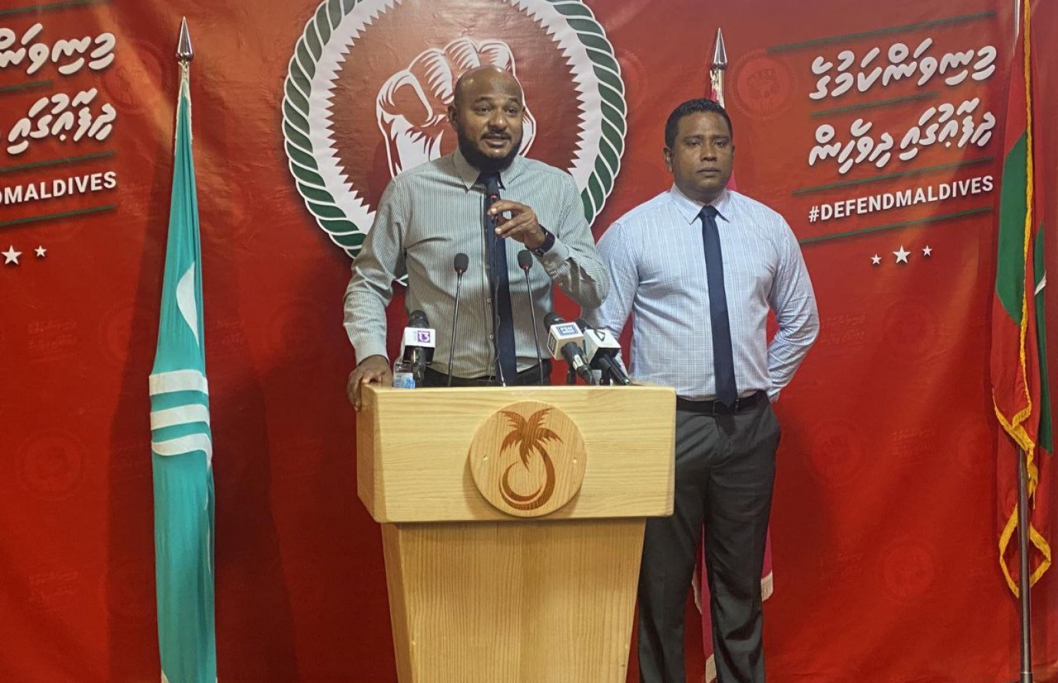 އިދިކޮޅު ކޯލިޝަނުން މިއަދު ބޭއްވި ނޫސްވެރިންގެ ބައްދަލުވުމުގައި ޝުޖާއު ވާހަކަދައްކަވަނީ---- ފޮޓޯ/ޕީޕީއެމް