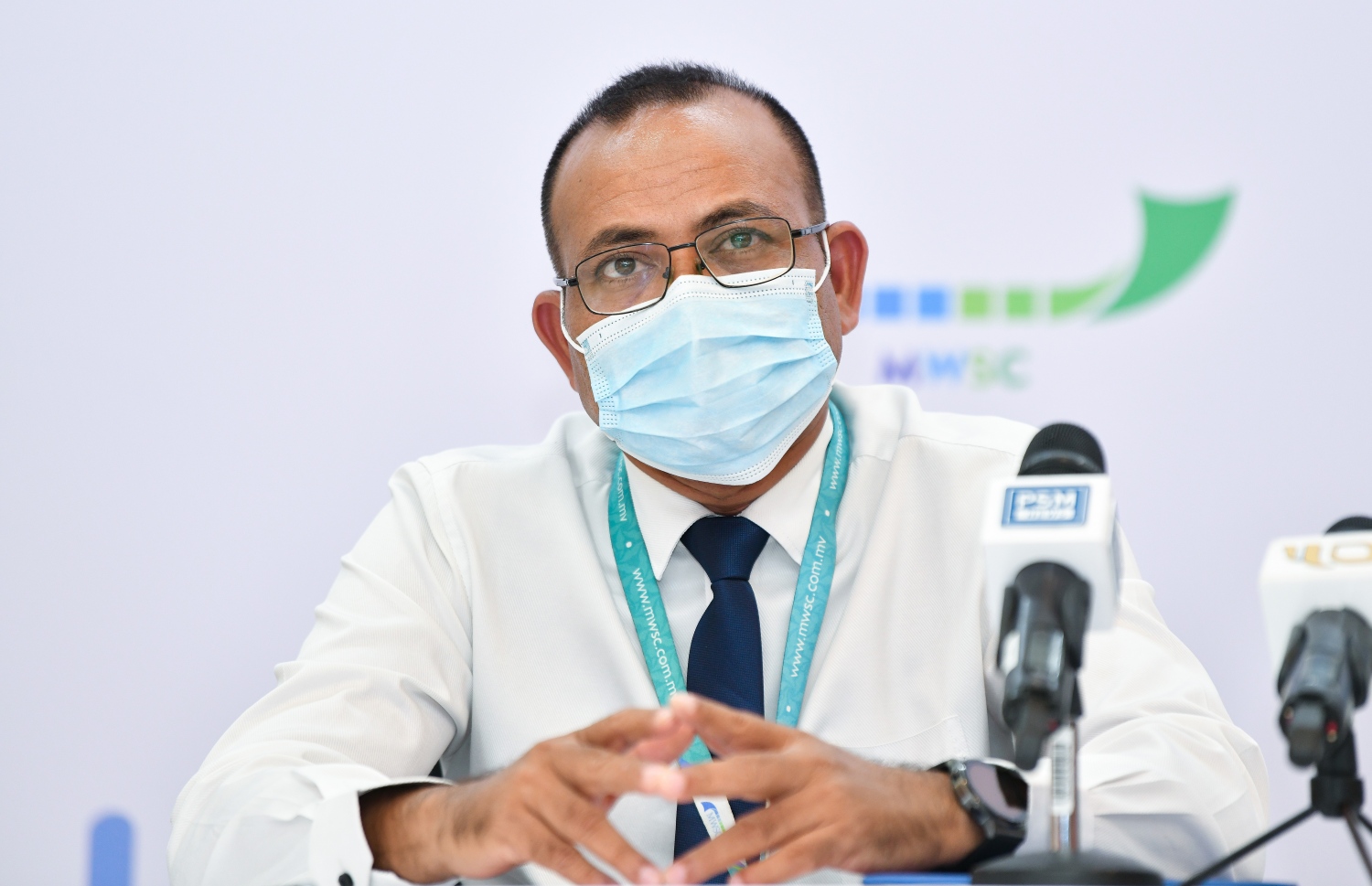 އެމްޑަބްލިއުއެސްސީގެ މެނޭޖިން ޑިރެކްޓަރު ހަސަން ޝާހް މީޑިއާއާ ވާހަކަ ދައްކަވަނީ. -- ފޮޓޯ: ފަޔާޒު މޫސާ/މިހާރު