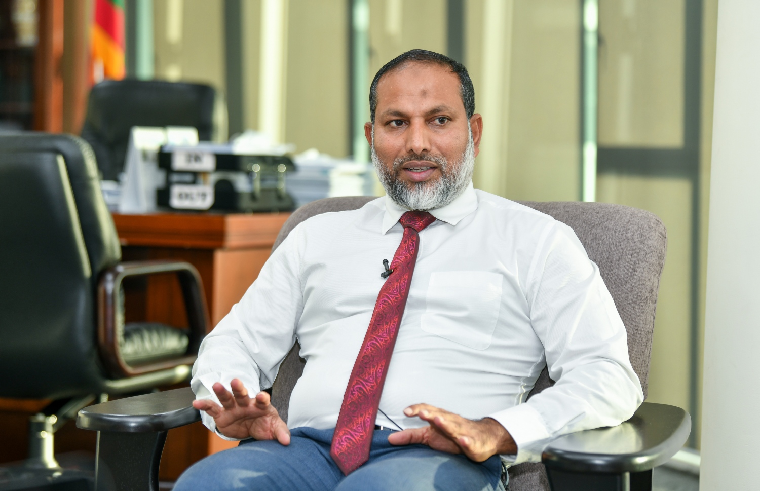 މިނިސްޓަރު އިމްރާން "މިހާރު" ގެ ނޫސްވެރިންނާ އިއްޔެ ވާހަކަ ދައްކަވަނީ.---ފޮޓޯ: ފަޔާޒު މޫސާ/ މިހާރު