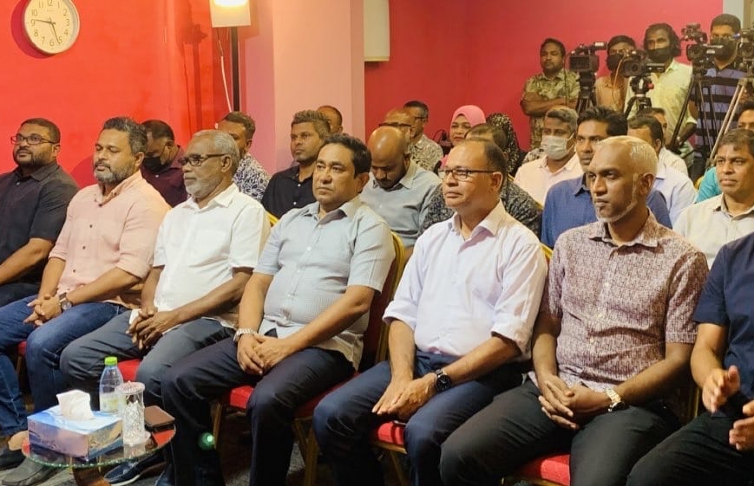 "ޝުކުރިއްޔާ ރައްޔިތުން" ގެ ނަމުގައި ޕީޕީއެމް/ޕީއެންސީން ބާއްވަމުން އައި ޖަލްސާތަކުގައި މިހާރުގެ ރައީސް ޑރ. މުހައްމަދު މުއިއްޒު (ކ) އާއި ކުރީގެ ރައީސް އަބްދުﷲ ޔާމީން (ވ-3) އަށް އަދި ޕާޓީގެ ލީޑަޝިޕްގެ ބައެއް ބޭފުޅުން. -- ފޮޓޯ: ޕީޕީއެމް