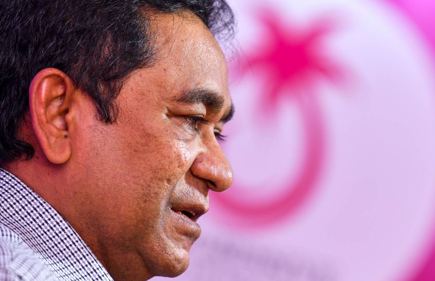 ޑިސެމްބަރު 1، 2021- ކުރީގެ ރައީސް ޔާމީން ޖަލުން މިނިވަންވުމުގެ އުފަލުގައި ބޭއްވި ޖަލްސާގައި އެ މަނިކުފާނު ވާހަކަފުޅު ދައްކަވަނީ: މިއީ ޖަލުން މިނިވަންވުމަށް ފަހު ޔާމީން ޕޯޑިއަމްގައި ވާހަކަ ދެއްކެވި ފުރަތަމަ ފަހަރު.---ފޮޓޯ: ފަޔާޒު މޫސާ/ މިހާރު