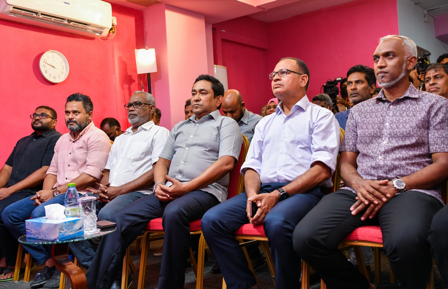 ޑިސެމްބަރު 1، 2021- ކުރީގެ ރައީސް ޔާމީން ޖަލުން މިނިވަންވުމުގެ އުފަލުގައި ބޭއްވި ޖަލްސާގައި، އިދިކޮޅު ކޯލިޝަންގެ އެހެން ބައެއް އިސްވެރިންނާއެކު އެ މަނިކުފާނު ބައިވެރިވެވަޑައިގަންނަވަނީ.---ފޮޓޯ: ފަޔާޒު މޫސާ/ މިހާރު