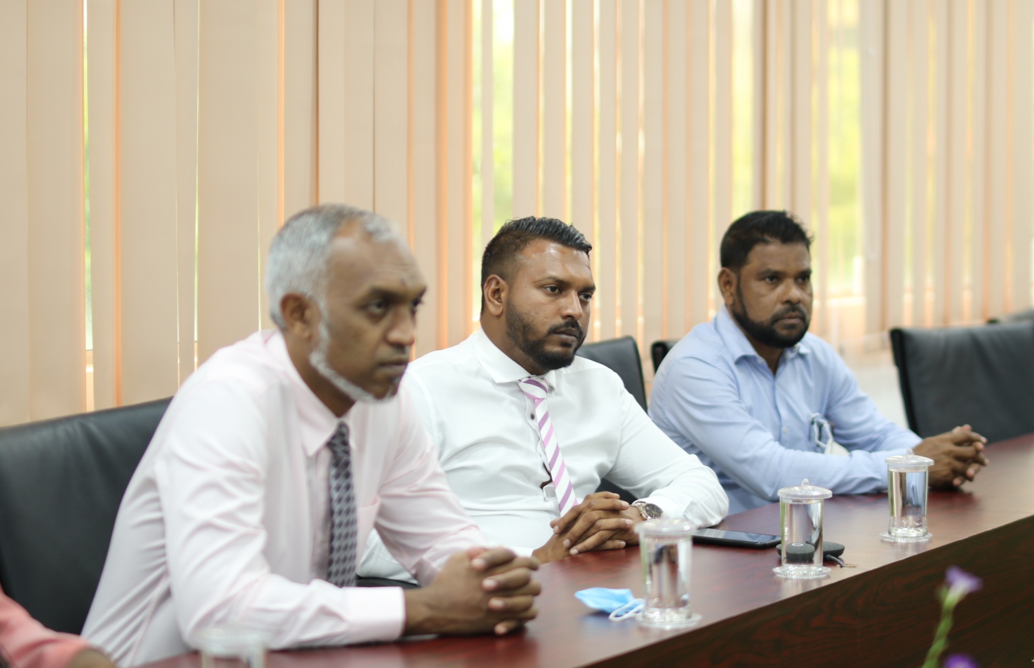 މާލޭ ސިޓީ ކައުންސިލްގެ މޭޔާ މުއިއްޒާއި ކައުންސިލް ބައެއް މެންބަރުން. މާލޭ ސިޓީ ކައުންސިލުން އަންނަނީ ބޮންޑު ނުވަތަ ސުކޫކު އިޝޫ ކުރުމާ ގުޅޭ ގޮތުން މަޝްވަރާތައް ކުރަމުން--ފޮޓޯ:ސީއެމްޑީއޭ