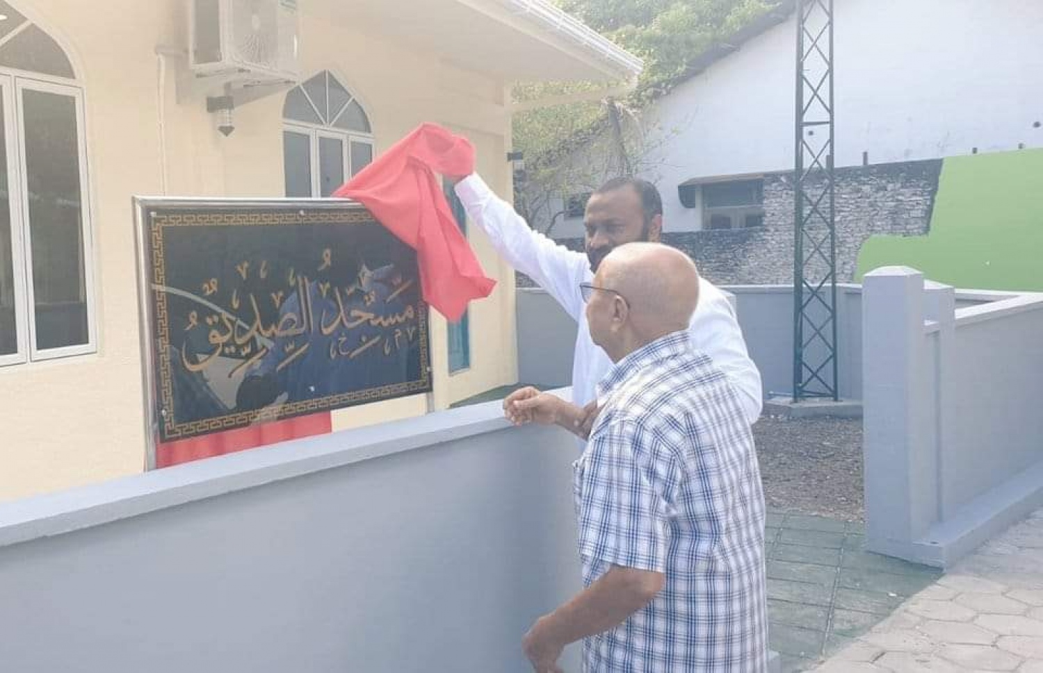 ފުވައްމުލަކުގައި އުމަރު ޒާހިރު ބިނާކުރެއްވި މިސްކިތް، ކުރީގެ އިސްލާމިކް މިނިސްޓަރު ޑރ. ޝަހީމް މި މަހުގެ ދެ ވަނަ ދުވަހު ހުޅުވައިދެއްވާ އިރު އުމަރު ޒާހިރު އަރިހުގައި .- ފޭސްބުކް ފޮޓޯ: ޑރ. ޝަހީމް