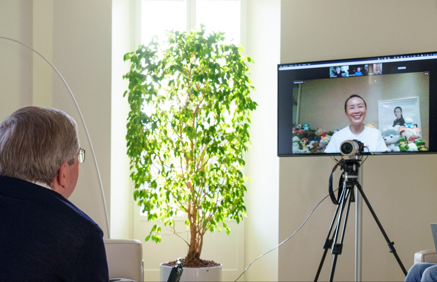 އައިއޯސީގެ ރައީސް، ޓެނިސް ކުޅުންތެރިޔާ ޕެންގް އާ ކުރެވުނު ފުރަތަމަ ވީޑިއޯ ކޯލު ކުރިޔަށް ގެންދަނިކޮށް ނަގާފައިވާ ފޮޓޯ އެއް.--