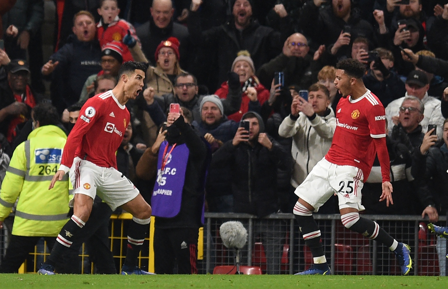 ރޮނާލްޑޯ (ވ)، ޔުނައިޓެޑް މޮޅުކޮށްދިން ލަނޑު ޖެހުމަށް ފަހު ޖޭޑަން ސަންޗޯ (ކ) އާއެކު.-- ފޮޓޯ: އޭއެފްޕީ