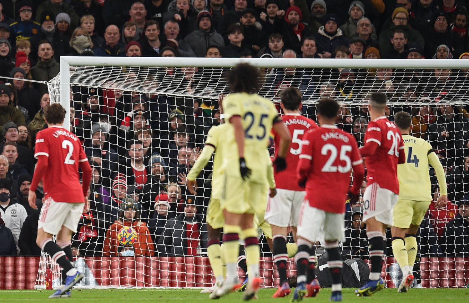 ސްމިތުރޯ އާސެނަލް އަށް ލީޑު ނަގައިދިން ގޯލު ޖެހިއިރު ޔުނައިޓެޑުގެ ކީޕަރު ޑެހެއާ ވެއްޓިފައި.-- ފޮޓޯ: އޭއެފްޕީ