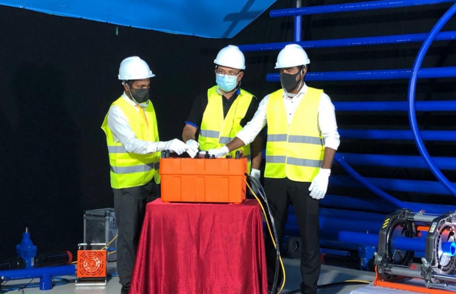 އެމްޑަބްލިއުއެސްސީގެ އެމްޑީ ޝާހް (މ) އާއި  އިހަވަންދޫ ދާއިރާގެ މެމްބަރު މުހައްމަދު ޝިފާއު އާއި ކެލާ ދާއިރާގެ މެމްބަރު އިބްރާހިމް ޝަރީފު މުރައިދޫ ފެނުގެ ނިޒާމުގެ މަސައްކަތް ފައްޓަވައިދެއްވަނީ-- ފޮޓޯ: އެމްޑަބްލިއުއެސްސީ