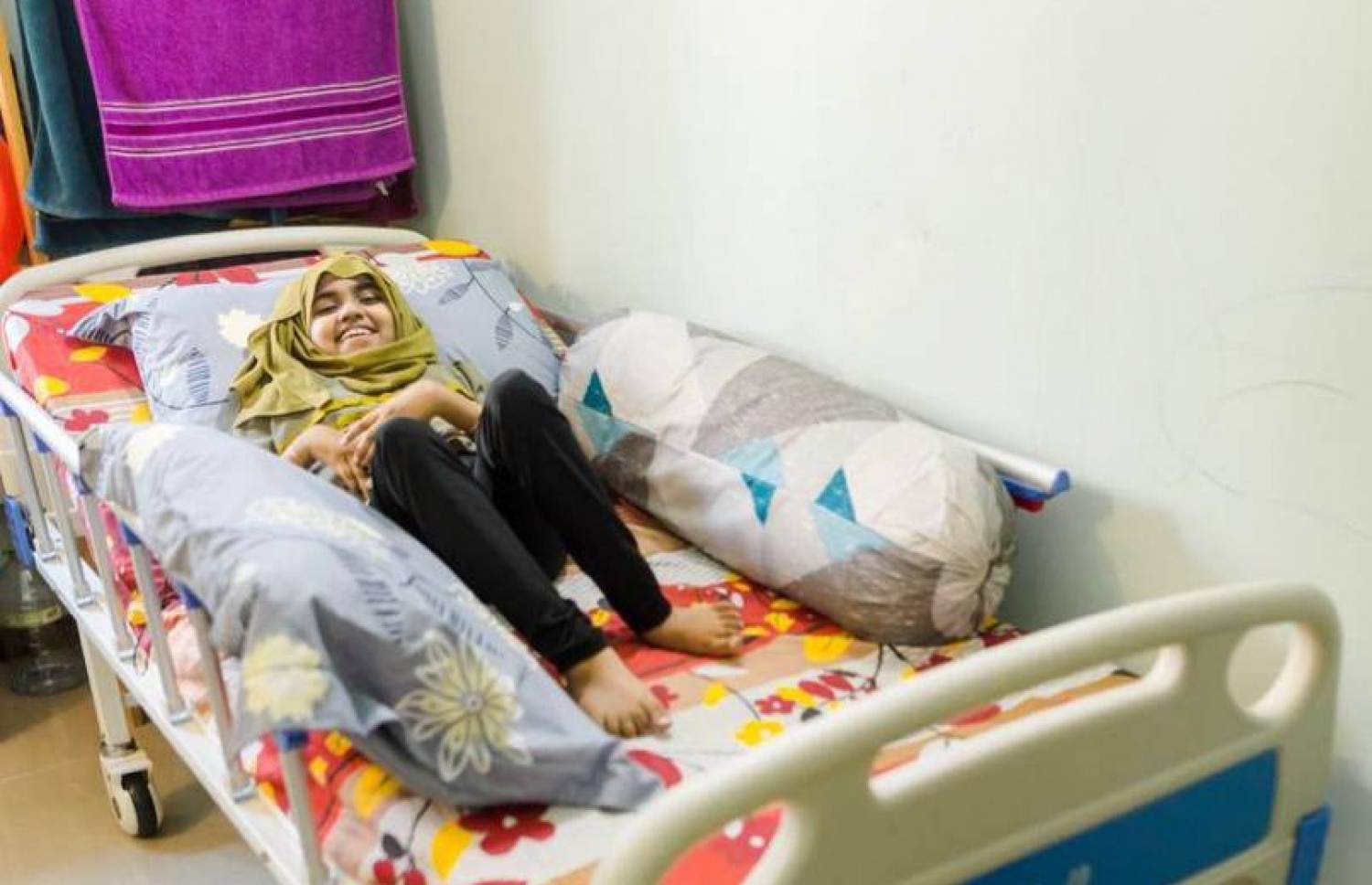 ހާއްސަ އެހީ އަށް ބޭނުންވާ ކުއްޖަކަށް އާކުން ހޮސްޕިޓަލެއް އެނދެއް ހަދިޔާކުރުން.-- ފޮޓޯ: އާކް