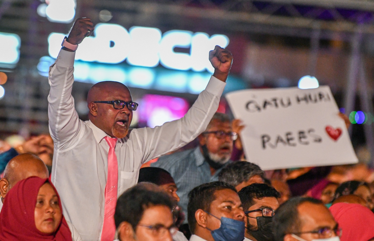 ކުރީގެ ރައީސް އަބްދުﷲ ޔާމީން މިނިވަންވުމާ ގުޅިގެން އިދިކޮޅު ޕީޕީއެމް/ޕީއެންސީން އަލިމަސް ކާނިވަލުގައި ބޭއްވި ޖަލްސާ.-- ފޮޓޯ: ފަޔާޒް މޫސާ / މިހާރު