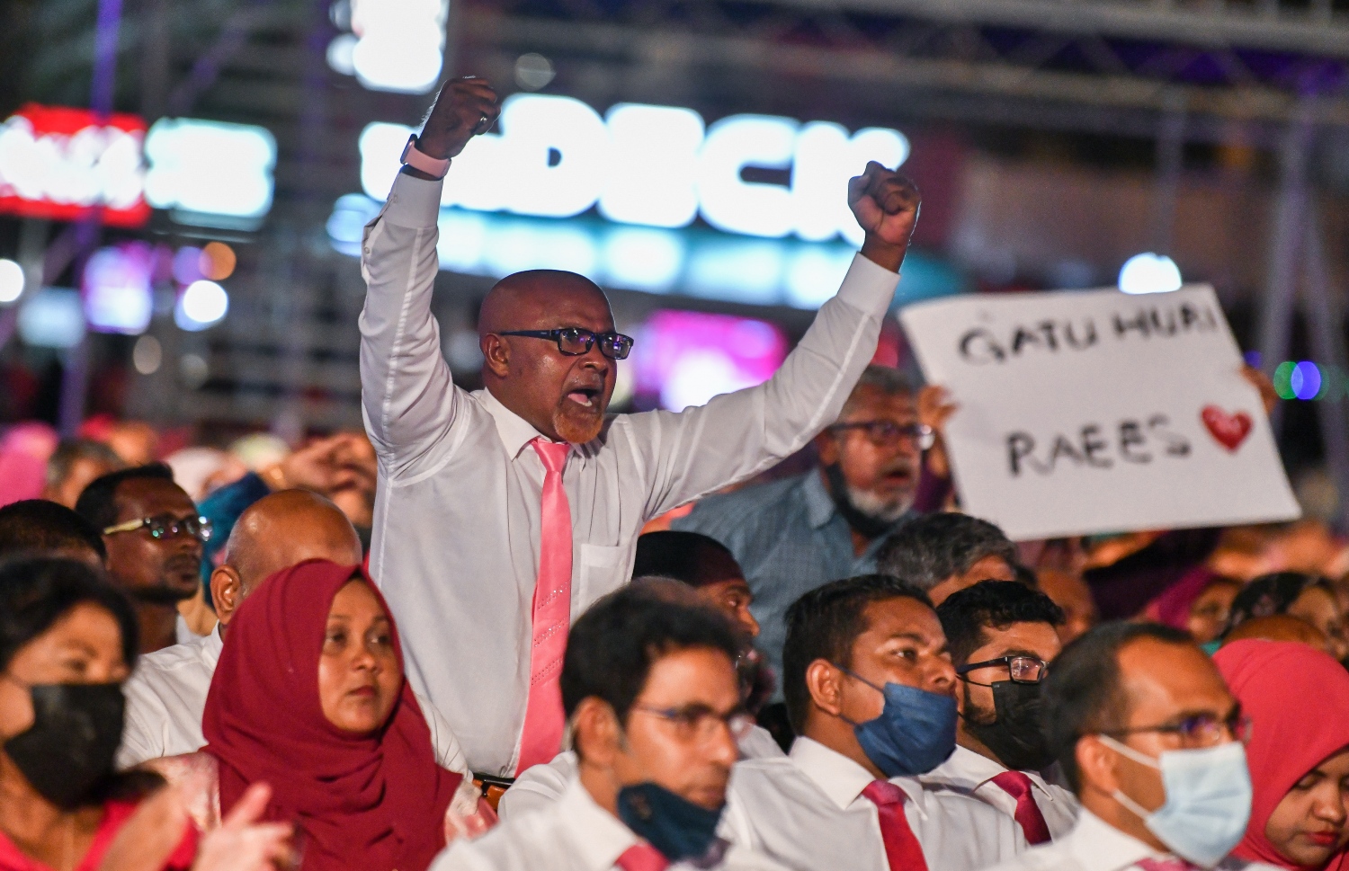 ޑިސެމްބަރު 3، 2021- ކުރީގެ ރައީސް އަދި އިދިކޮޅު ލީޑަރު އަބްދުﷲ ޔާމީންގެ މައްޗަށް މަނީލޯންޑަރުންގެ ކުށް ސާބިތުވެ، ފަސް އަހަރަށް ޖަލަށް ލާން ނޮވެމްބަރު 28، 2019 ގައި ކުރި ހުކުމުން ސަލާމަތްވުމާ ގުޅިގެން، އެ މަނިކުފާނަށް މަރުހަބާ ކިޔަން ބޭއްވި ބިޔަ ޖަލްސާ އަށް ދިޔަ ބައެއް މީހުން: ޔާމީނާއެކު ދެ އަހަރު ފަހުން، މާލޭގެ ކާނިވާ ސަރަހައްދުގައި ބޭއްވި މި ޖަލްސާ އަށް ވަރަށް ގިނަ ބަޔަކު ދިޔަ.---ފޮޓޯ: ފަޔާޒު މޫސާ/ މިހާރު