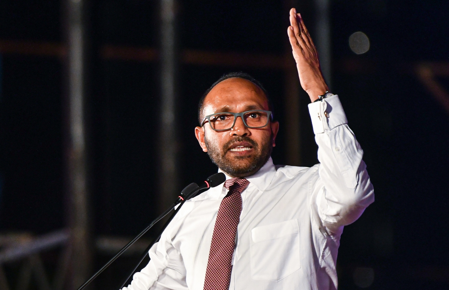 ޑިސެމްބަރު 3، 2021- ކުރީގެ ރައީސް އަދި އިދިކޮޅު ލީޑަރު އަބްދުﷲ ޔާމީންގެ މައްޗަށް މަނީލޯންޑަރުންގެ ކުށް ސާބިތުވެ، ފަސް އަހަރަށް ޖަލަށް ލާން ނޮވެމްބަރު 28، 2019 ގައި ކުރި ހުކުމުން ސަލާމަތްވުމާ ގުޅިގެން، އެ މަނިކުފާނަށް މަރުހަބާ ކިޔަން ބޭއްވި ބިޔަ ޖަލްސާގައި، ކުރީގެ ނައިބު ރައީސް އަދި ޔާމީންގެ ގާނޫނީ ޓީމު ލީޑް ކުރެއްވި ޑރ. ޖަމީލް ވާހަކަފުޅު ދައްކަވަނީ: ޔާމީނާއެކު ދެ އަހަރު ފަހުން، މާލޭގެ ކާނިވާ ސަރަހައްދުގައި ބޭއްވި މި ޖަލްސާ އަށް ވަރަށް ގިނަ ބަޔަކު ދިޔަ.---ފޮޓޯ: ފަޔާޒު މޫސާ/ މިހާރު