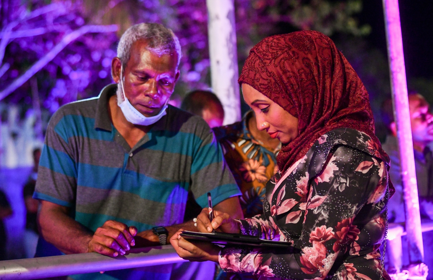 ޑިސެމްބަރު 3، 2021- ކުރީގެ ރައީސް އަދި އިދިކޮޅު ލީޑަރު އަބްދުﷲ ޔާމީންގެ މައްޗަށް މަނީލޯންޑަރުންގެ ކުށް ސާބިތުވެ، ފަސް އަހަރަށް ޖަލަށް ލާން ނޮވެމްބަރު 28، 2019 ގައި ކުރި ހުކުމުން ސަލާމަތްވުމާ ގުޅިގެން، އެ މަނިކުފާނަށް މަރުހަބާ ކިޔަން ބޭއްވި ބިޔަ ޖަލްސާގައި، ރާއްޖޭގައި އިންޑިއާގެ ސިފައިން ތިބުމާ ދެކޮޅު ޕެޓިޝަންގައި މީހަކު ސޮއިކުރަނީ.---ފޮޓޯ: ފަޔާޒު މޫސާ/ މިހާރު