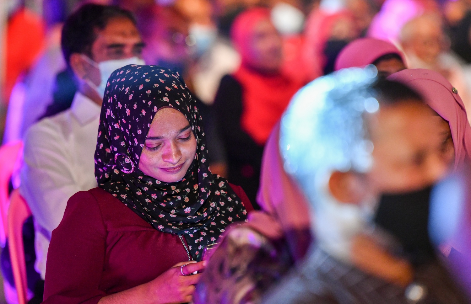 ޑިސެމްބަރު 3، 2021- ކުރީގެ ރައީސް އަދި އިދިކޮޅު ލީޑަރު އަބްދުﷲ ޔާމީންގެ މައްޗަށް މަނީލޯންޑަރުންގެ ކުށް ސާބިތުވެ، ފަސް އަހަރަށް ޖަލަށް ލާން ނޮވެމްބަރު 28، 2019 ގައި ކުރި ހުކުމުން ސަލާމަތްވުމާ ގުޅިގެން، އެ މަނިކުފާނަށް މަރުހަބާ ކިޔަން ބޭއްވި ބިޔަ ޖަލްސާ އަށް ދިޔަ ބައެއް މީހުން: ޔާމީނާއެކު ދެ އަހަރު ފަހުން، މާލޭގެ ކާނިވާ ސަރަހައްދުގައި ބޭއްވި މި ޖަލްސާ އަށް ވަރަށް ގިނަ ބަޔަކު ދިޔަ.---ފޮޓޯ: ފަޔާޒު މޫސާ/ މިހާރު