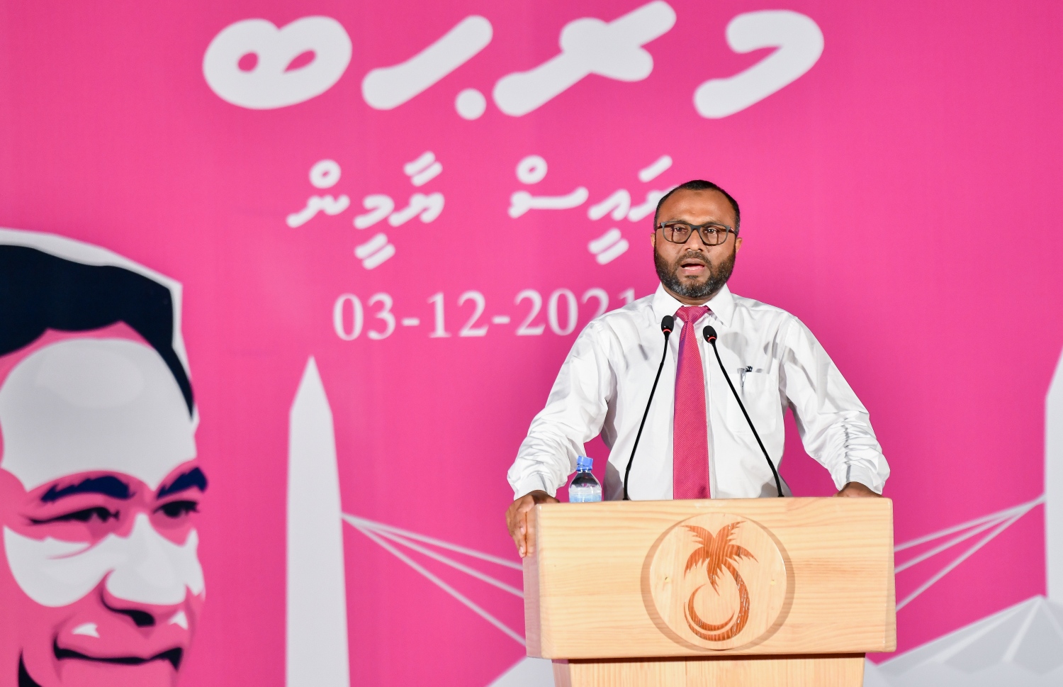ޑިސެމްބަރު 3، 2021- ކުރީގެ ރައީސް އަދި އިދިކޮޅު ލީޑަރު އަބްދުﷲ ޔާމީންގެ މައްޗަށް މަނީލޯންޑަރުންގެ ކުށް ސާބިތުވެ، ފަސް އަހަރަށް ޖަލަށް ލާން ނޮވެމްބަރު 28، 2019 ގައި ކުރި ހުކުމުން ސަލާމަތްވުމާ ގުޅިގެން، އެ މަނިކުފާނަށް މަރުހަބާ ކިޔަން ބޭއްވި ބިޔަ ޖަލްސާގައި، ކުރީގެ އިސްލާމިކް މިނިސްޓަރު ޑރ. ޝަހީމް ވާހަކަ ދައްކަވަނީ: ޔާމީނާއެކު ދެ އަހަރު ފަހުން، މާލޭގެ ކާނިވާ ސަރަހައްދުގައި ބޭއްވި މި ޖަލްސާ އަށް ވަރަށް ގިނަ ބަޔަކު ދިޔަ.---ފޮޓޯ: ފަޔާޒު މޫސާ/ މިހާރު