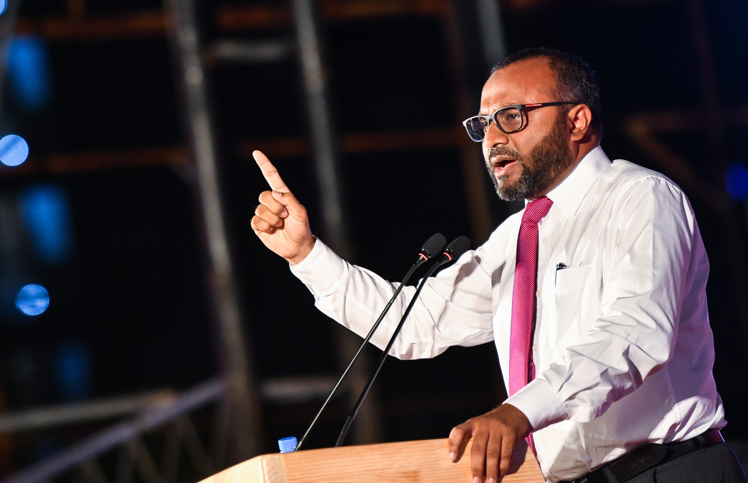 ޑިސެމްބަރު 3، 2021- ކުރީގެ ރައީސް އަދި އިދިކޮޅު ލީޑަރު އަބްދުﷲ ޔާމީންގެ މައްޗަށް މަނީލޯންޑަރުންގެ ކުށް ސާބިތުވެ، ފަސް އަހަރަށް ޖަލަށް ލާން ނޮވެމްބަރު 28، 2019 ގައި ކުރި ހުކުމުން ސަލާމަތްވުމާ ގުޅިގެން، އެ މަނިކުފާނަށް މަރުހަބާ ކިޔަން ބޭއްވި ބިޔަ ޖަލްސާގައި، ކުރީގެ އިސްލާމިކް މިނިސްޓަރު ޑރ. ޝަހީމް ވާހަކަ ދައްކަވަނީ: ޔާމީނާއެކު ދެ އަހަރު ފަހުން، މާލޭގެ ކާނިވާ ސަރަހައްދުގައި ބޭއްވި މި ޖަލްސާ އަށް ވަރަށް ގިނަ ބަޔަކު ދިޔަ.---ފޮޓޯ: ފަޔާޒު މޫސާ/ މިހާރު