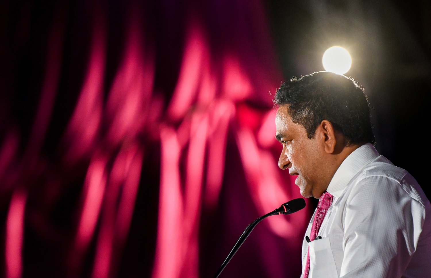 ޑިސެމްބަރު 3، 2021- ކުރީގެ ރައީސް އަދި އިދިކޮޅު ލީޑަރު އަބްދުﷲ ޔާމީންގެ މައްޗަށް މަނީލޯންޑަރުންގެ ކުށް ސާބިތުވެ، ފަސް އަހަރަށް ޖަލަށް ލާން ނޮވެމްބަރު 28، 2019 ގައި ކުރި ހުކުމުން ސަލާމަތްވުމާ ގުޅިގެން، އެ މަނިކުފާނަށް މަރުހަބާ ކިޔަން ބޭއްވި ބިޔަ ޖަލްސާގައި ޔާމީން ވާހަކަފުޅު ދައްކަވަނީ: އެ މަނިކުފާނާއެކު ދެ އަހަރު ފަހުން، މާލޭގެ ކާނިވާ ސަރަހައްދުގައި ބޭއްވި މި ޖަލްސާ އަށް ވަރަށް ގިނަ ބަޔަކު ދިޔަ.---ފޮޓޯ: ފަޔާޒު މޫސާ/ މިހާރު