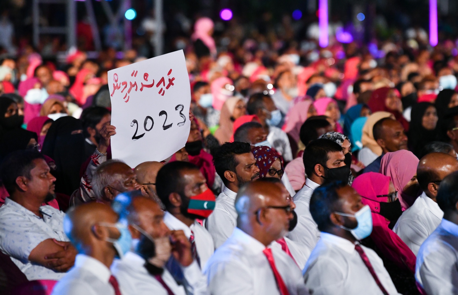 ޑިސެމްބަރު 3، 2021- ކުރީގެ ރައީސް އަދި އިދިކޮޅު ލީޑަރު އަބްދުﷲ ޔާމީންގެ މައްޗަށް މަނީލޯންޑަރުންގެ ކުށް ސާބިތުވެ، ފަސް އަހަރަށް ޖަލަށް ލާން ނޮވެމްބަރު 28، 2019 ގައި ކުރި ހުކުމުން ސަލާމަތްވުމާ ގުޅިގެން، އެ މަނިކުފާނަށް މަރުހަބާ ކިޔަން ބޭއްވި ބިޔަ ޖަލްސާގައި 2023 ގެ އިދިކޮޅު ކެންޑިޑޭޓަކީ ޔާމީންކަން އަންގައިދޭ ޕޯސްޓަރެއް ދައްކައިލަނީ: ޔާމީނާއެކު ދެ އަހަރު ފަހުން، މާލޭގެ ކާނިވާ ސަރަހައްދުގައި ބޭއްވި މި ޖަލްސާ އަށް ވަރަށް ގިނަ ބަޔަކު ދިޔަ.---ފޮޓޯ: ފަޔާޒު މޫސާ/ މިހާރު