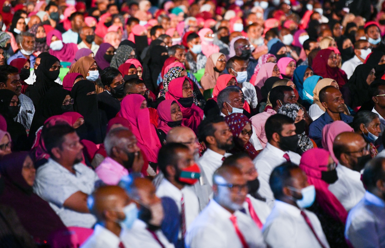 ޑިސެމްބަރު 3، 2021- ކުރީގެ ރައީސް އަދި އިދިކޮޅު ލީޑަރު އަބްދުﷲ ޔާމީންގެ މައްޗަށް މަނީލޯންޑަރުންގެ ކުށް ސާބިތުވެ، ފަސް އަހަރަށް ޖަލަށް ލާން ނޮވެމްބަރު 28، 2019 ގައި ކުރި ހުކުމުން ސަލާމަތްވުމާ ގުޅިގެން، އެ މަނިކުފާނަށް މަރުހަބާ ކިޔަން ބޭއްވި ބިޔަ ޖަލްސާ އަށް ދިޔަ ބައެއް މީހުން: ޔާމީނާއެކު ދެ އަހަރު ފަހުން، މާލޭގެ ކާނިވާ ސަރަހައްދުގައި ބޭއްވި މި ޖަލްސާ އަށް ވަރަށް ގިނަ ބަޔަކު ދިޔަ.---ފޮޓޯ: ފަޔާޒު މޫސާ/ މިހާރު