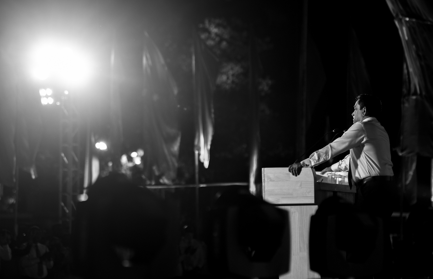 ޑިސެމްބަރު 3، 2021- ކުރީގެ ރައީސް އަދި އިދިކޮޅު ލީޑަރު އަބްދުﷲ ޔާމީންގެ މައްޗަށް މަނީލޯންޑަރުންގެ ކުށް ސާބިތުވެ، ފަސް އަހަރަށް ޖަލަށް ލާން ނޮވެމްބަރު 28، 2019 ގައި ކުރި ހުކުމުން ސަލާމަތްވުމާ ގުޅިގެން، އެ މަނިކުފާނަށް މަރުހަބާ ކިޔަން ބޭއްވި ބިޔަ ޖަލްސާގައި ޔާމީން ވާހަކަފުޅު ދައްކަވަނީ: އެ މަނިކުފާނާއެކު ދެ އަހަރު ފަހުން، މާލޭގެ ކާނިވާ ސަރަހައްދުގައި ބޭއްވި މި ޖަލްސާ އަށް ވަރަށް ގިނަ ބަޔަކު ދިޔަ.---ފޮޓޯ: ފަޔާޒު މޫސާ/ މިހާރު