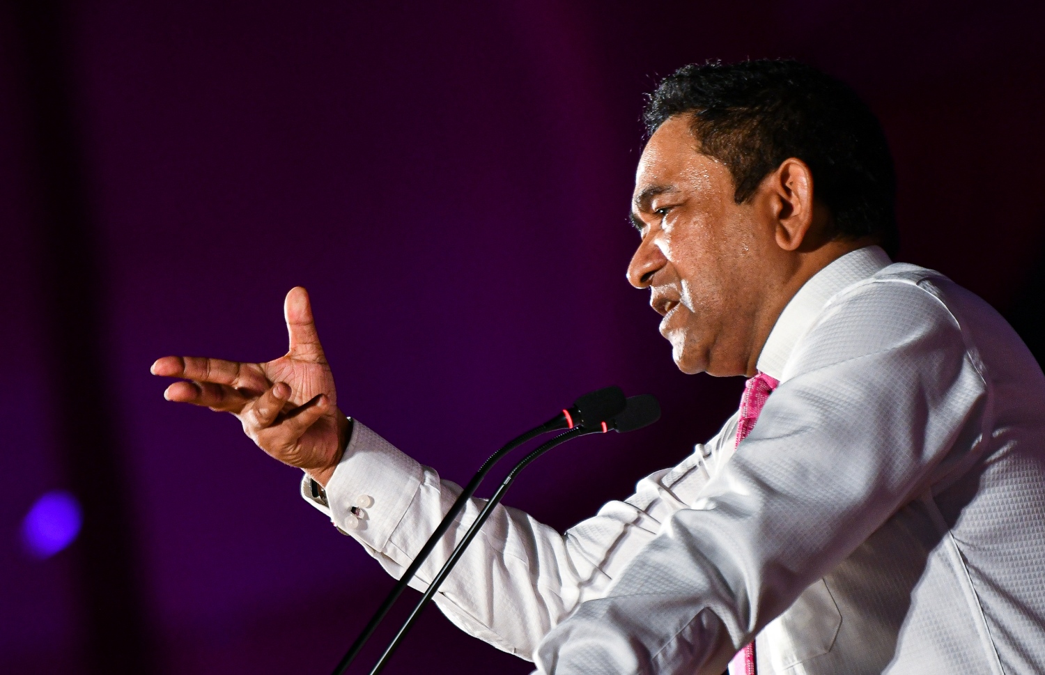 ޑިސެމްބަރު 3، 2021- ކުރީގެ ރައީސް އަދި އިދިކޮޅު ލީޑަރު އަބްދުﷲ ޔާމީންގެ މައްޗަށް މަނީލޯންޑަރުންގެ ކުށް ސާބިތުވެ، ފަސް އަހަރަށް ޖަލަށް ލާން ނޮވެމްބަރު 28، 2019 ގައި ކުރި ހުކުމުން ސަލާމަތްވުމާ ގުޅިގެން، އެ މަނިކުފާނަށް މަރުހަބާ ކިޔަން ބޭއްވި ބިޔަ ޖަލްސާގައި ޔާމީން ވާހަކަފުޅު ދައްކަވަނީ: އެ މަނިކުފާނާއެކު ދެ އަހަރު ފަހުން، މާލޭގެ ކާނިވާ ސަރަހައްދުގައި ބޭއްވި މި ޖަލްސާ އަށް ވަރަށް ގިނަ ބަޔަކު ދިޔަ.---ފޮޓޯ: ފަޔާޒު މޫސާ/ މިހާރު