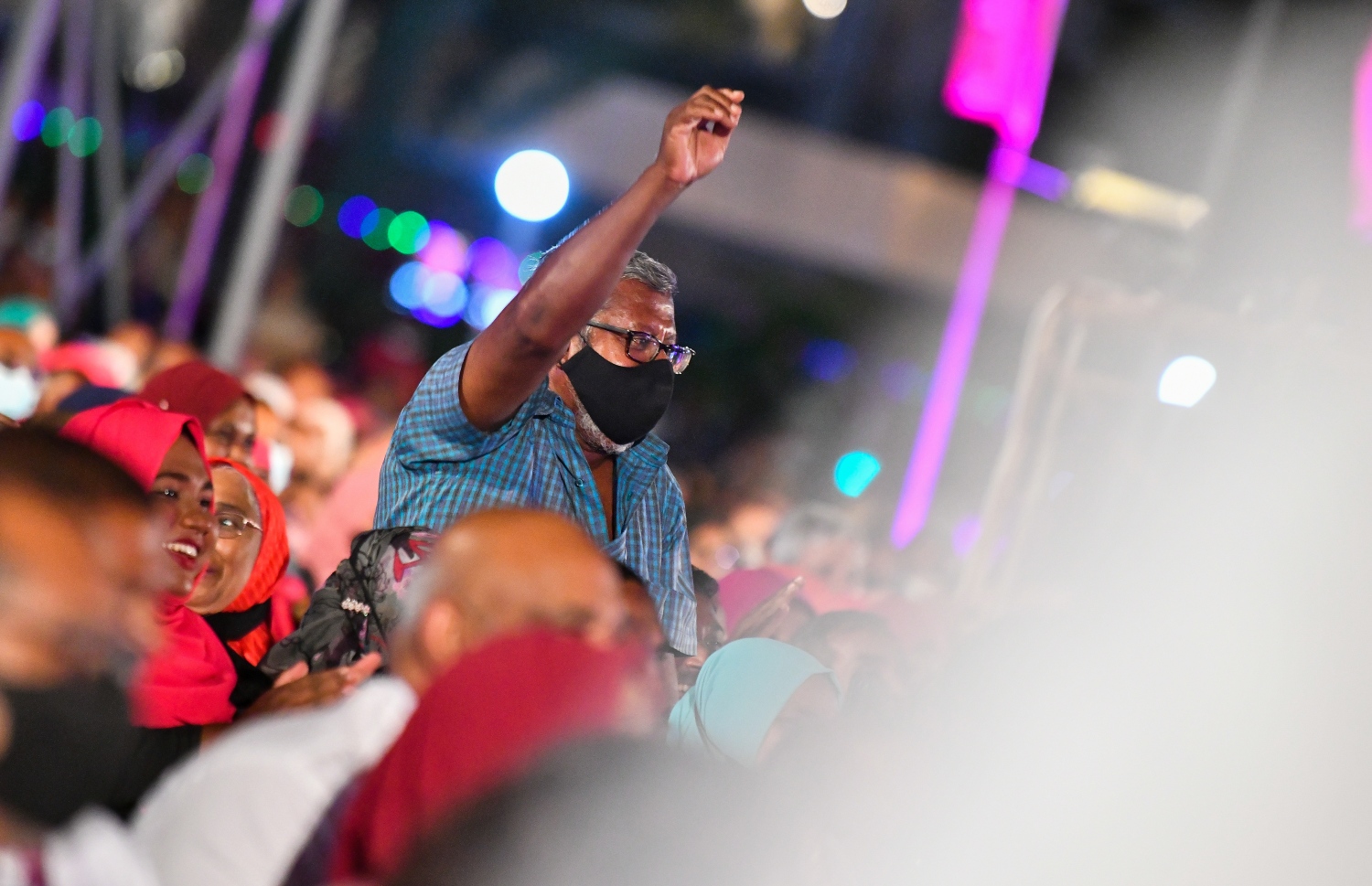 ޑިސެމްބަރު 3، 2021- ކުރީގެ ރައީސް އަދި އިދިކޮޅު ލީޑަރު އަބްދުﷲ ޔާމީންގެ މައްޗަށް މަނީލޯންޑަރުންގެ ކުށް ސާބިތުވެ، ފަސް އަހަރަށް ޖަލަށް ލާން ނޮވެމްބަރު 28، 2019 ގައި ކުރި ހުކުމުން ސަލާމަތްވުމާ ގުޅިގެން، އެ މަނިކުފާނަށް މަރުހަބާ ކިޔަން ބޭއްވި ބިޔަ ޖަލްސާ އަށް ދިޔަ ބައެއް މީހުން: ޔާމީނާއެކު ދެ އަހަރު ފަހުން، މާލޭގެ ކާނިވާ ސަރަހައްދުގައި ބޭއްވި މި ޖަލްސާ އަށް ވަރަށް ގިނަ ބަޔަކު ދިޔަ.---ފޮޓޯ: ފަޔާޒު މޫސާ/ މިހާރު