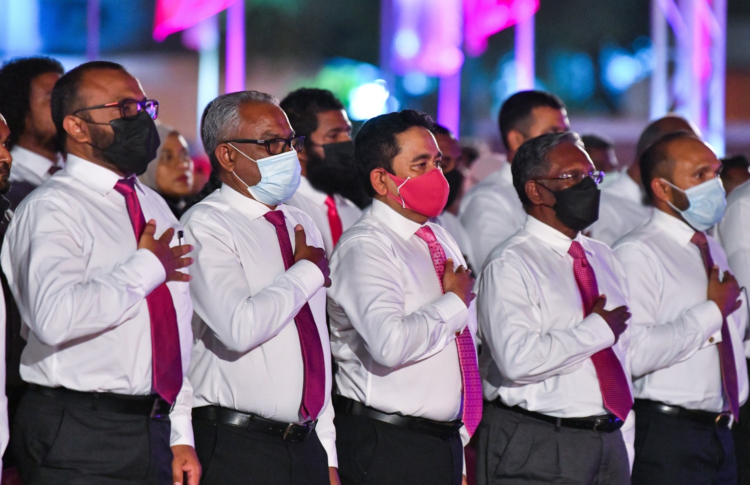 ޑިސެމްބަރު 3، 2021- ކުރީގެ ރައީސް އަދި އިދިކޮޅު ލީޑަރު އަބްދުﷲ ޔާމީންގެ މައްޗަށް މަނީލޯންޑަރުންގެ ކުށް ސާބިތުވެ، ފަސް އަހަރަށް ޖަލަށް ލާން ނޮވެމްބަރު 28، 2019 ގައި ކުރި ހުކުމުން ސަލާމަތްވުމާ ގުޅިގެން، އެ މަނިކުފާނަށް މަރުހަބާ ކިޔަން ބޭއްވި ބިޔަ ޖަލްސާގައި ޔާމީނާއި އެހެން ބައެއް ލީޑަރުން ގައުމީ ސަލާމް ވިދާޅުވަނީ: އެ މަނިކުފާނާއެކު ދެ އަހަރު ފަހުން، މާލޭގެ ކާނިވާ ސަރަހައްދުގައި ބޭއްވި މި ޖަލްސާ އަށް ވަރަށް ގިނަ ބަޔަކު ދިޔަ.---ފޮޓޯ: ފަޔާޒު މޫސާ/ މިހާރު