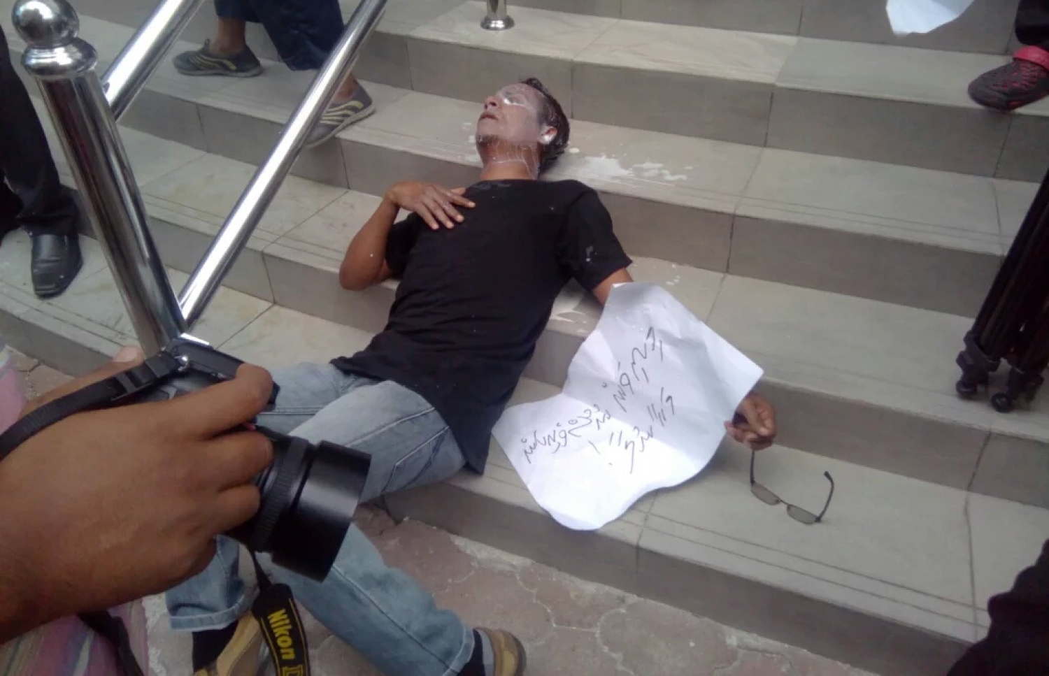 ނޫސްވެރިންގެ މުޒާހަރާއެއްގައި ޕެޕާ ސްޕްރޭ އާއި ކަރުނަ ގޭސް ޖަހައިގެން ނޫސްވެރިއަކު ހޭނެތިފައި