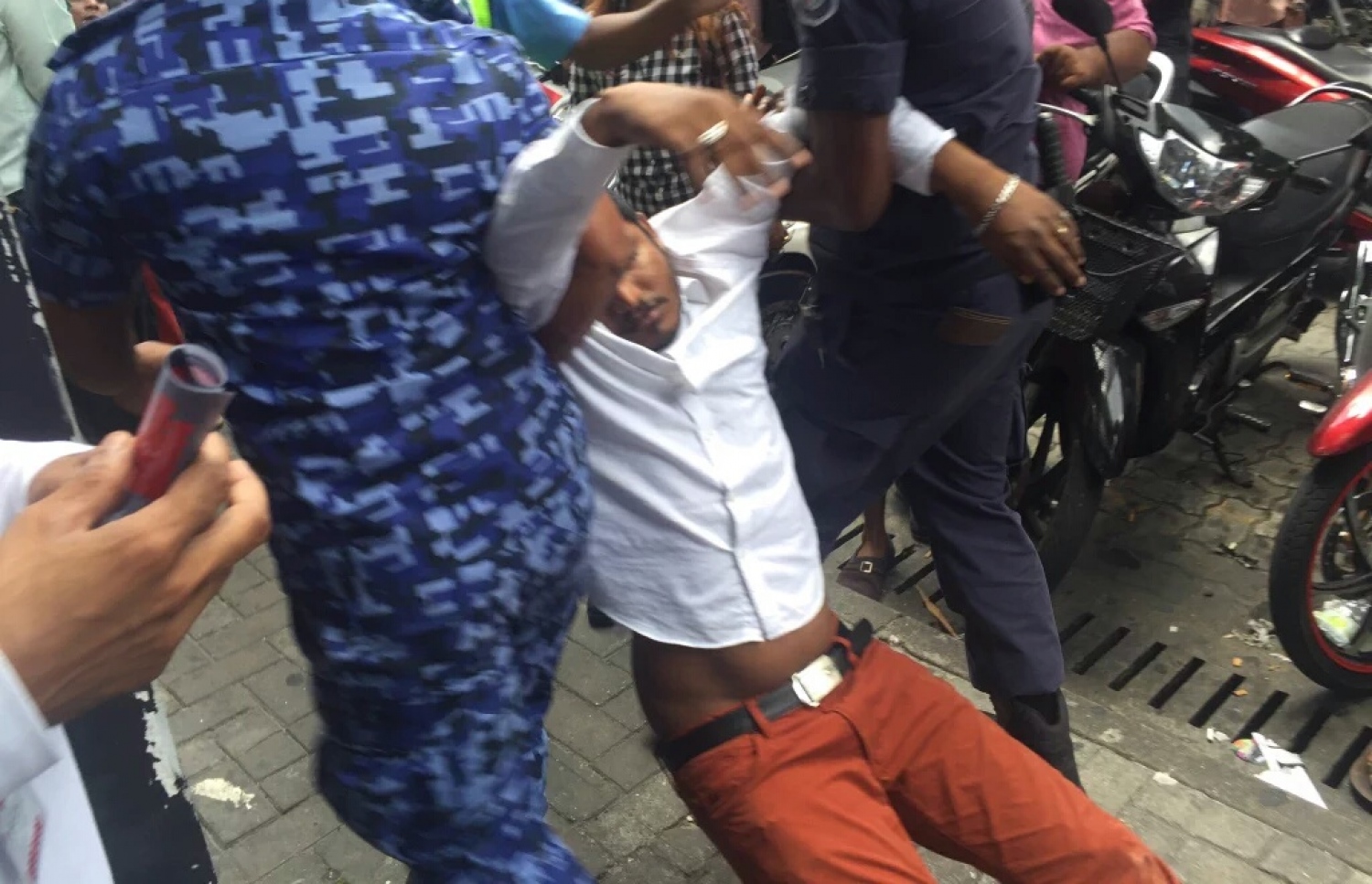 ނޫސްވެރިން ކުރި މުޒާހަރާއެއްގައި ފުލުހުން ނޫސްވެރިއަކު "އުފުރާލައިގެން" ގެންދަނީ