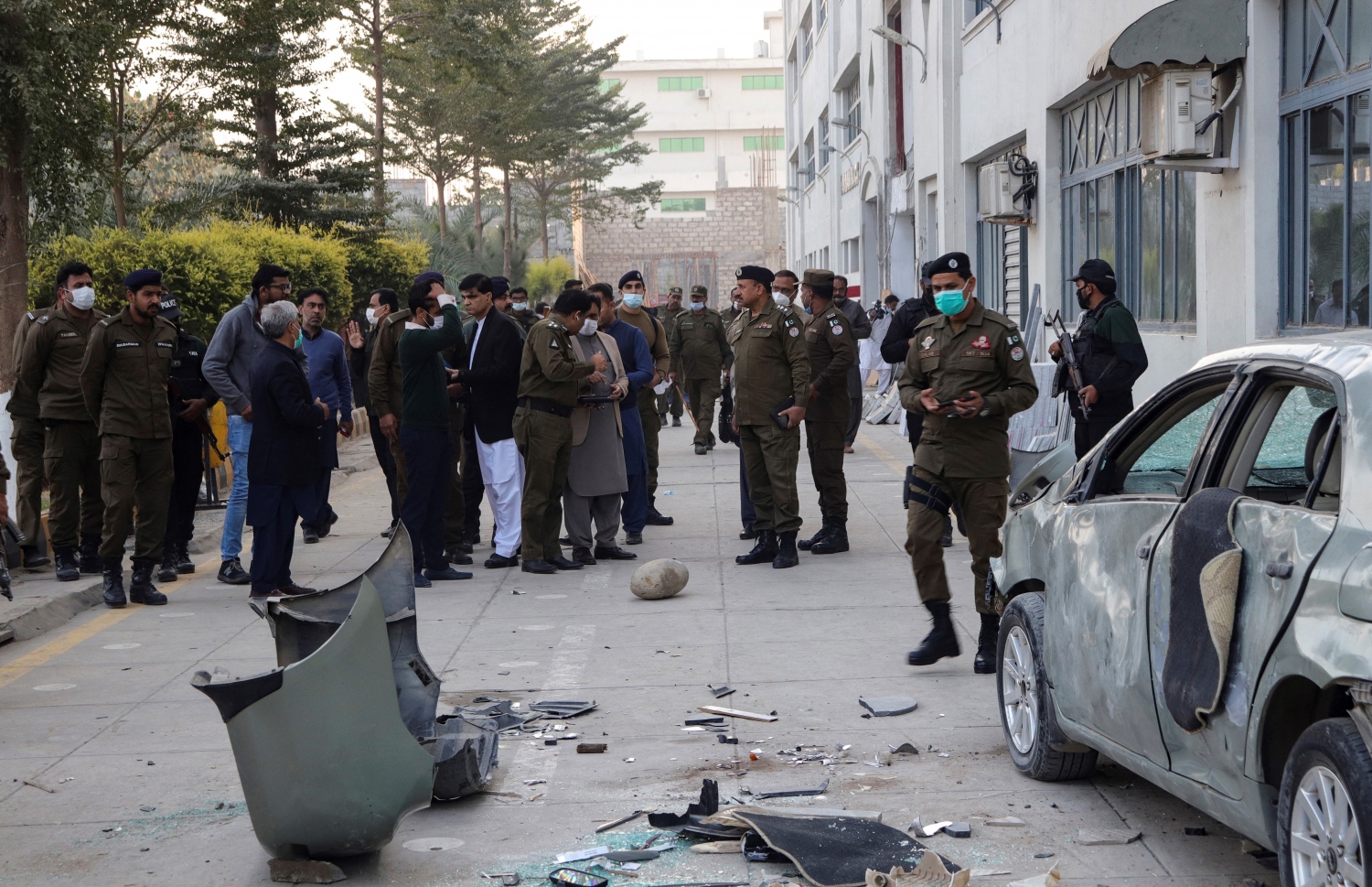 ފެކްޓަރީ މެނޭޖަރު އަދި ސްރީ ލަންކާގެ ޕްރިޔަންތާ މަރާލި ތަނަށް ފުލުހުން ޖަމާވެފައި. --ފޮޓޯ:އޭއެފްޕީ