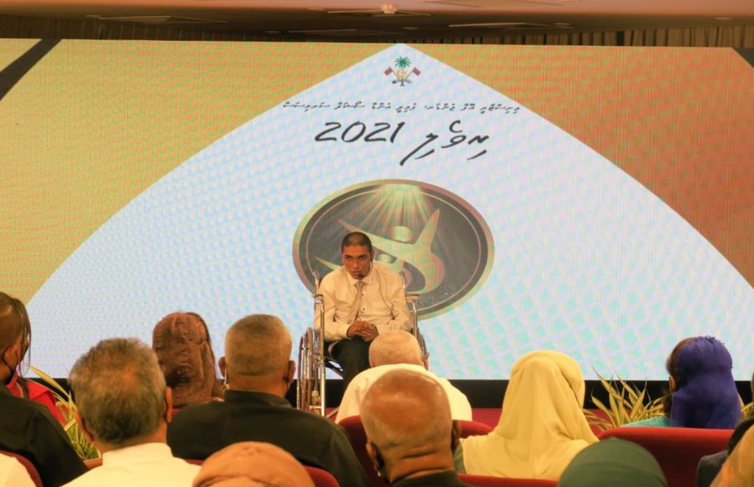 ތައުލީމީ ދާއިރާއިން "ރިވެލި" އެވޯޑް ހޯދި މުހައްމަދު މާއިޒް.-- ފޮޓޯ: ޖެންޑާ މިނިސްޓްރީ