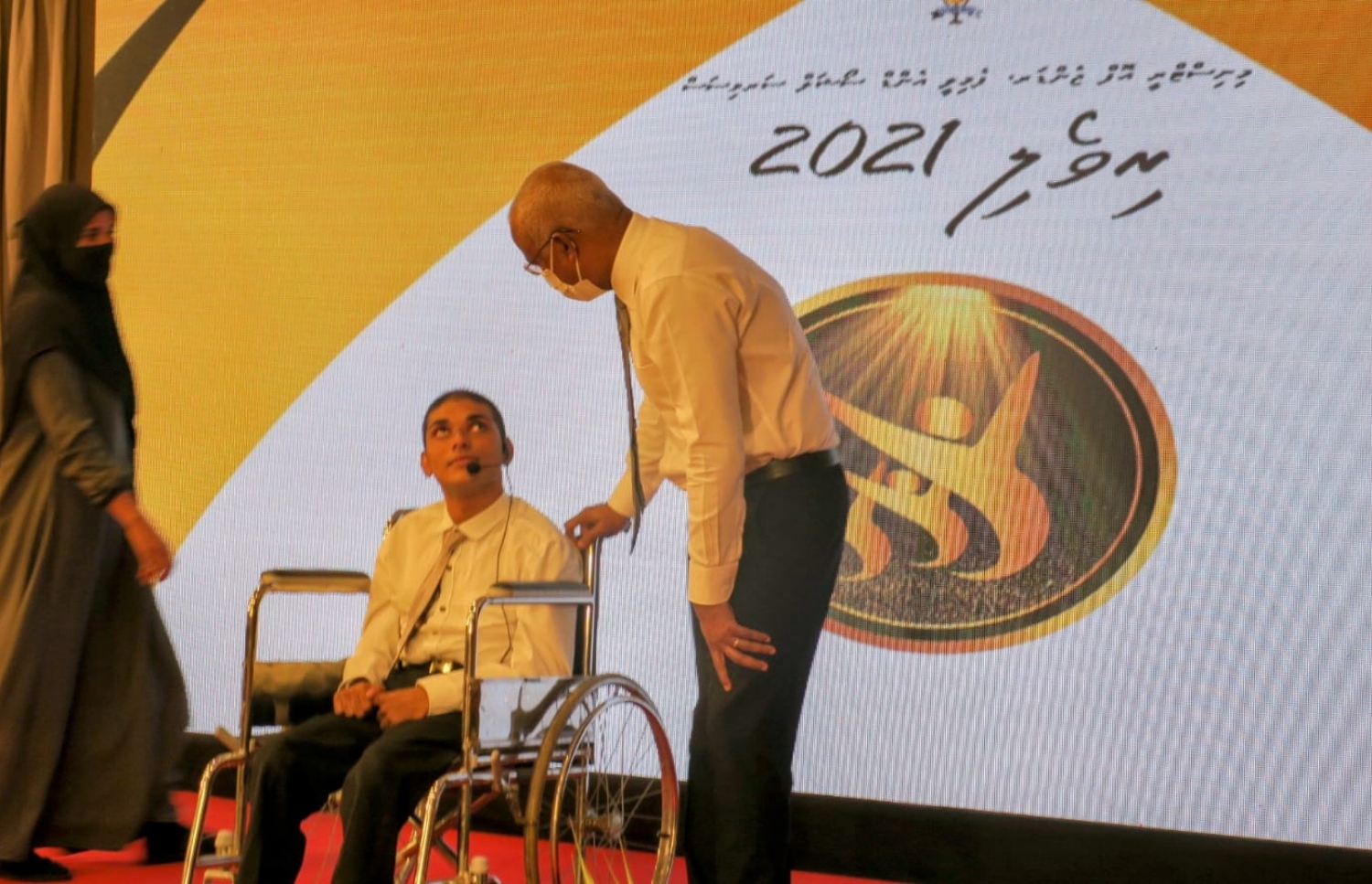 ތައުލީމީ ދާއިރާއިން "ރިވެލި" އެވޯޑް ހޯދި މުހައްމަދު މާއިޒްއާ ރައީސް އިބްރާހީމް މުހައްމަދު ސޯލިހު ވާހަކަދައްކަނީ.-- ފޮޓޯ: ޖެންޑާ މިނިސްޓްރީ