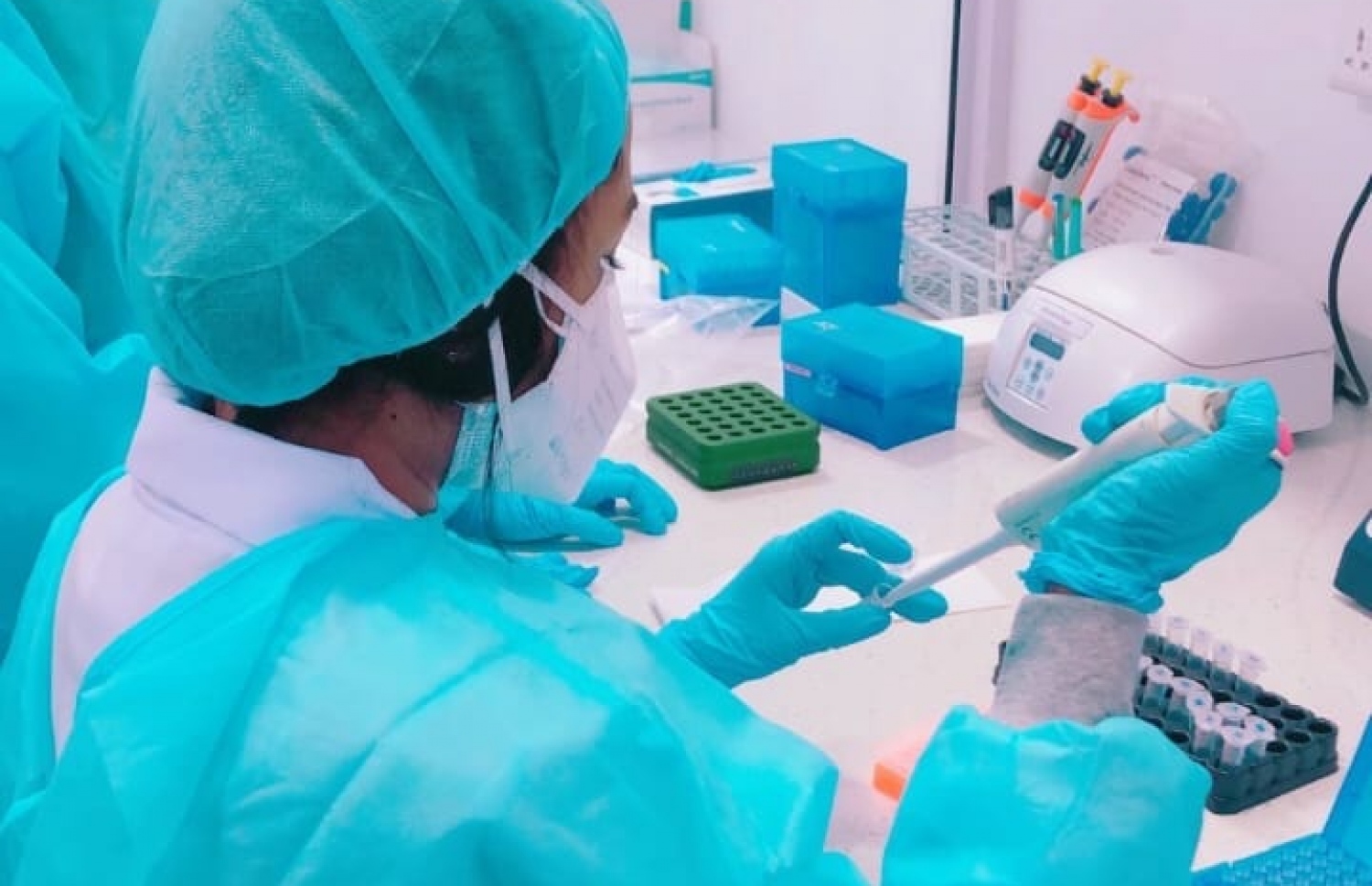 މެޑިފްލެކްސް ލެބޯޓްރީގައި ޓެސްޓެއް ހަދަނީ.-- ފޮޓޯ: މެޑިފްލެކްސް