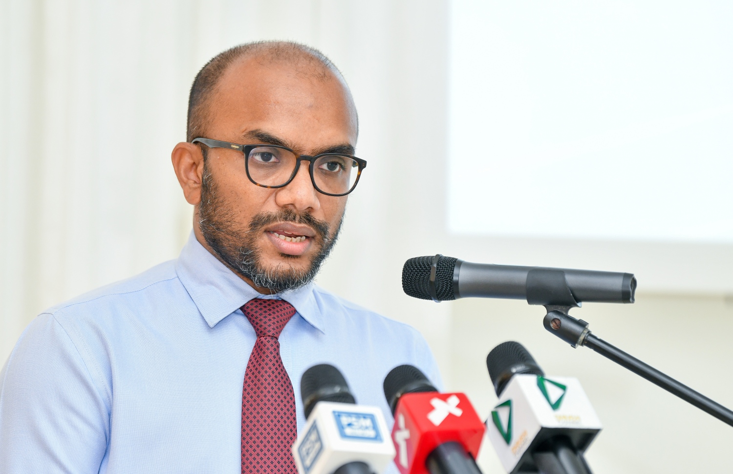 މިއަދުގެ ރަސްމިއްޔާތުގައި ފިނޭންސް މިނިސްޓަރު އިބްރާހިމް އަމީރު ވާހަކަދައްކަވަނީ. --ފޮޓޯ: ފަޔާޒް މޫސާ/މިހާރު