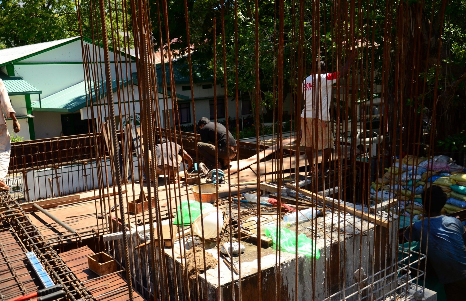 އަރަބިއްޔާ ސްކޫލު އިމާރާތްކުރިއިރު ނަގާފައިވާ ފޮޓޯއެއް.- ފޮޓޯ: ކިއުންތެރިއެއް