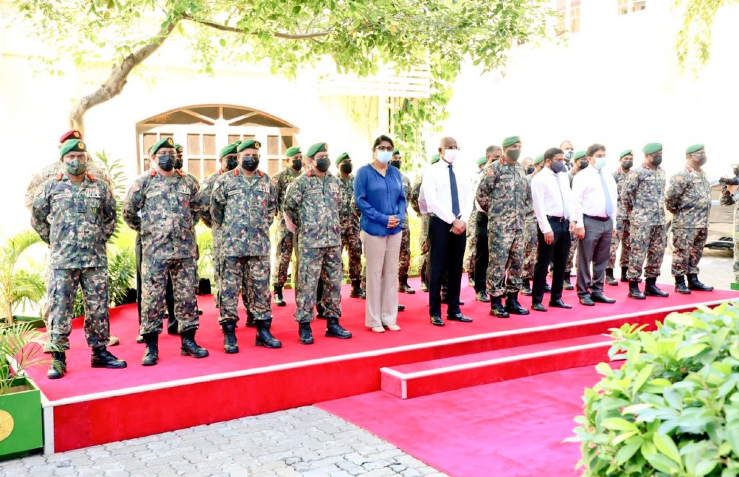 ބަންޑާރަކޮށީގައި ގާއިމްކުރި ޖޮއިންޓު އިންޓައޭޖެންސީ އޮޕަރޭޝަން ސެންޓަރު ހުޅުވުމަށް މިއަދު ބޭއްވި ރަސްމިއްޔާތުގައި ރައީސް އިބްރާހިމް މުހައްމަދު ސޯލިހާއި ޑިފެންސް މިނިސްޓަރު މާރިޔާ އަދި ސިފައިންގޭގެ އިސްވެރިން މިއަދު ބައިވެރިވެވަޑައިގަންނަވަނީ.-- ފޮޓޯ: ޑިފެންސް މިނިސްޓްރީ