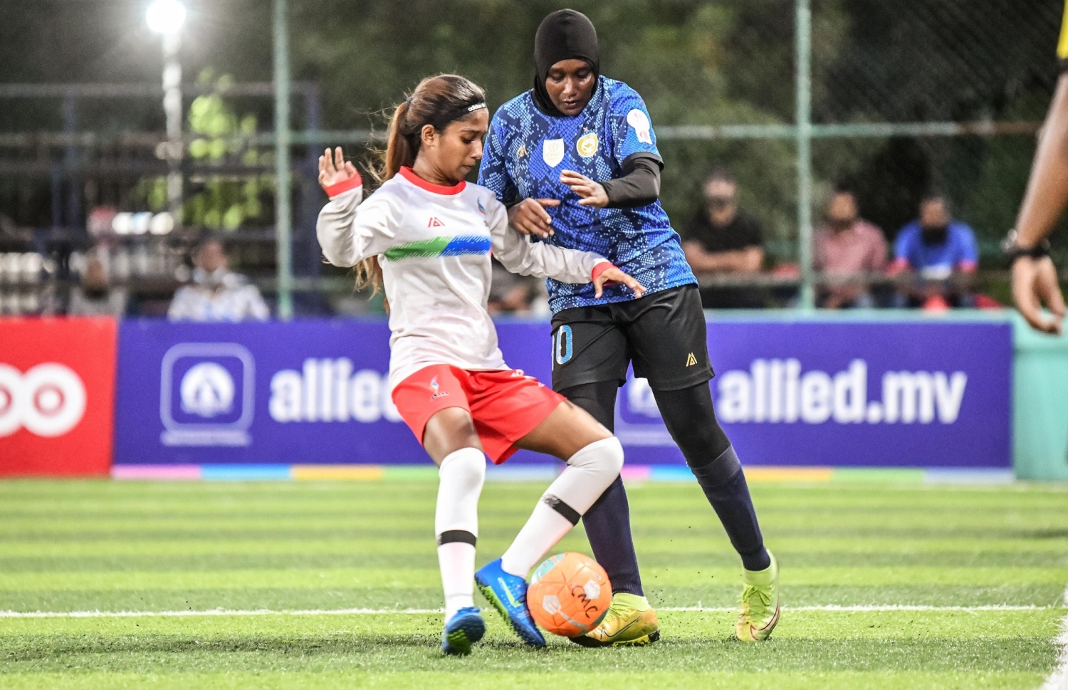 ވިމެން ފުޓްބޯލް ފިއެސްޓާގައި އެމްޕީއެލް އާއި ފެނަކަ ކުޅުނު މެޗެއްގެ ތެރެއިން: އަންހެން ޑިވިޝަންގެ ދެވަނަ ބުރަށް އެ ދެ ޓީމު ވެސް ދަތުރު ކުރި --- ފޮޓޯ: ސީއެމްސީ