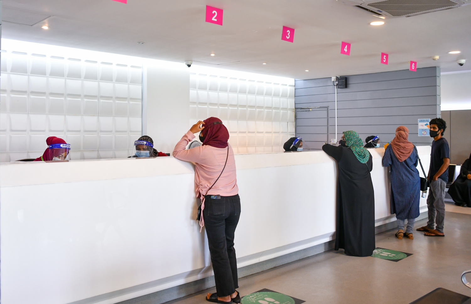 ހުޅުމާލެ ހޮސްޕިޓަލުން ފަރުވާ ހޯދުމަށް ބަޔަކު ހިދުމަތް ހޯދަނީ.-- ފޮޓޯ: ފަޔާޒު މޫސާ/ މިހާރު