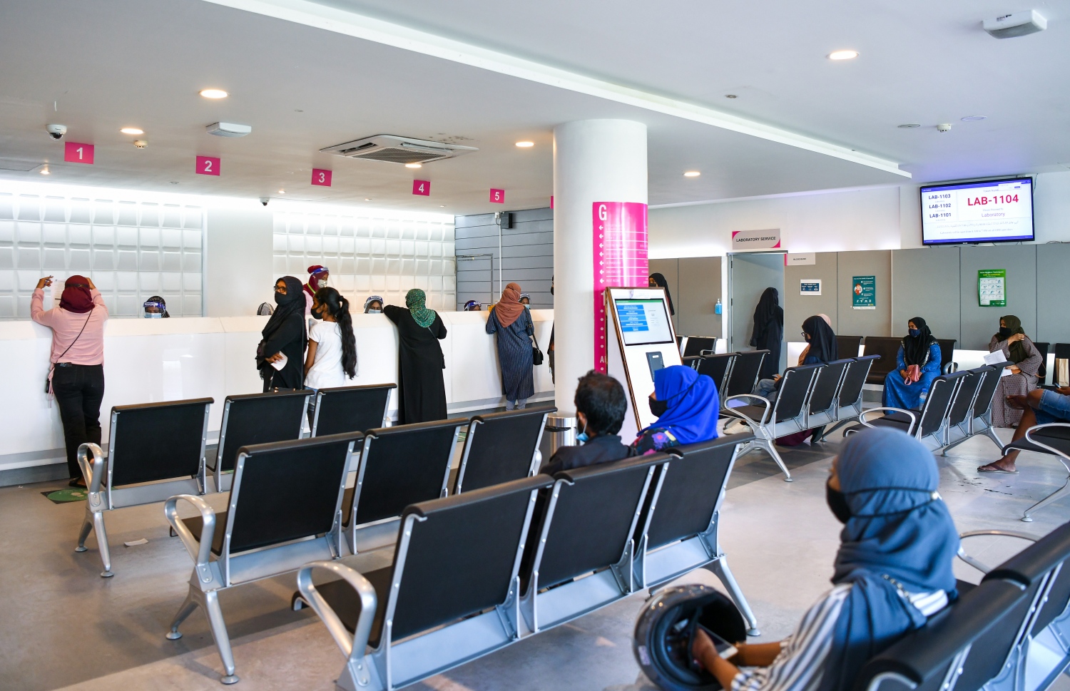 ހުޅުމާލެ ހޮސްޕިޓަލުން ފަރުވާ ހޯދުމަށް ބަޔަކު މަޑުކޮށްލައިގެން.-- ފޮޓޯ: ފަޔާޒު މޫސާ/ މިހާރު