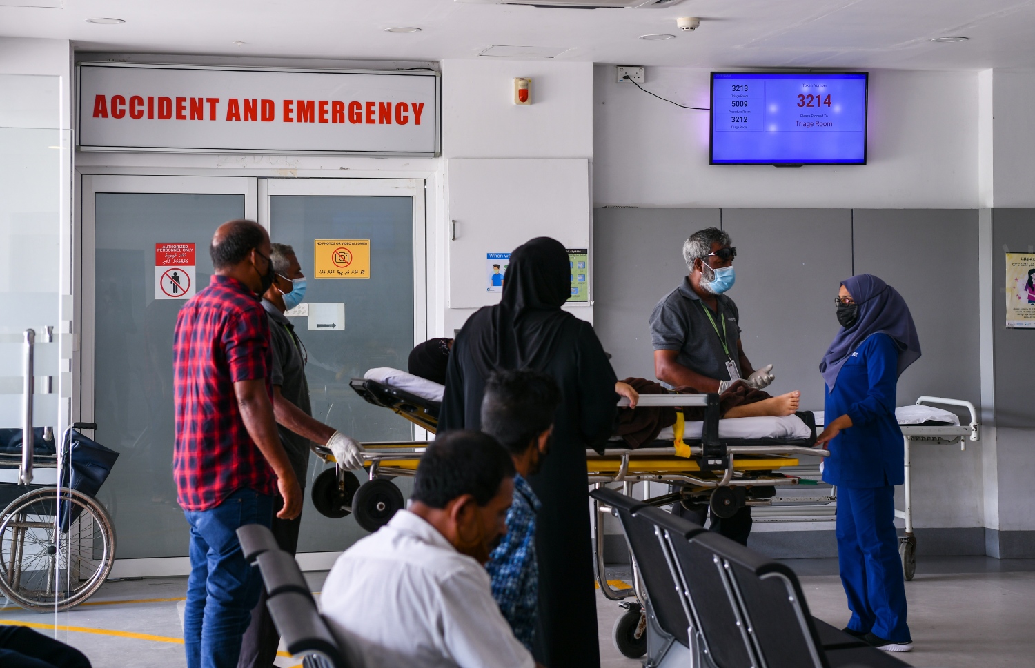 ހުޅުމާލެ ހޮސްޕިޓަލުން ފަރުވާ ދިނުމަށް ބަލި މީހަކު ގެންދަނީ.-- ފޮޓޯ: ފަޔާޒު މޫސާ/ މިހާރު