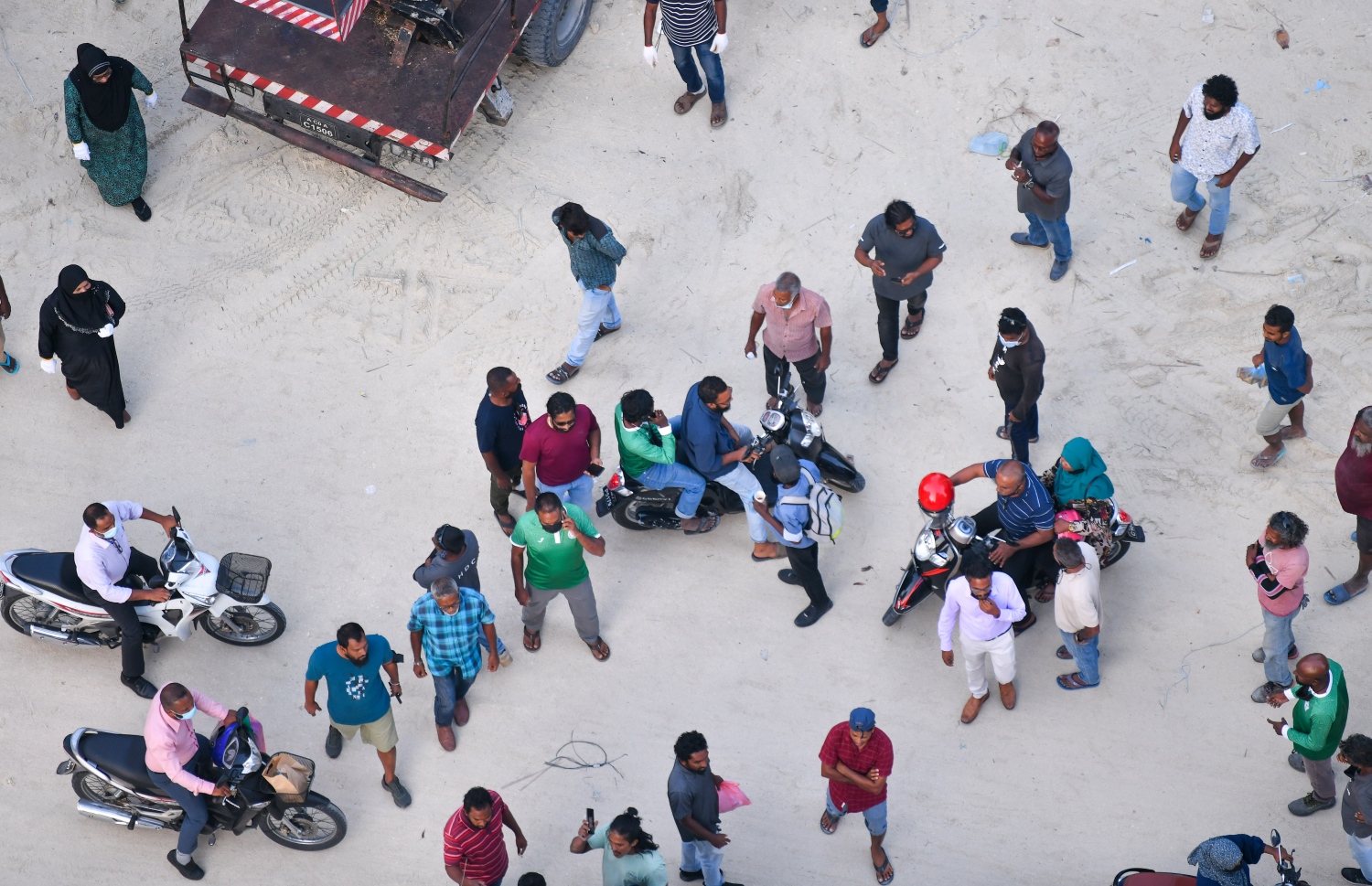 ހުޅުމާލެ ދެވަނަ ފިޔަވަހީގައި ބާއްވަން އުޅޭ "ކޮތަރު ކޮށި" ޖަލްސާގެ ތައްޔާރީތައް ހުއްޓުވަން ފުލުހުން ގޮސް.-- ފޮޓޯ: ފަޔާޒް މޫސާ / މިހާރު