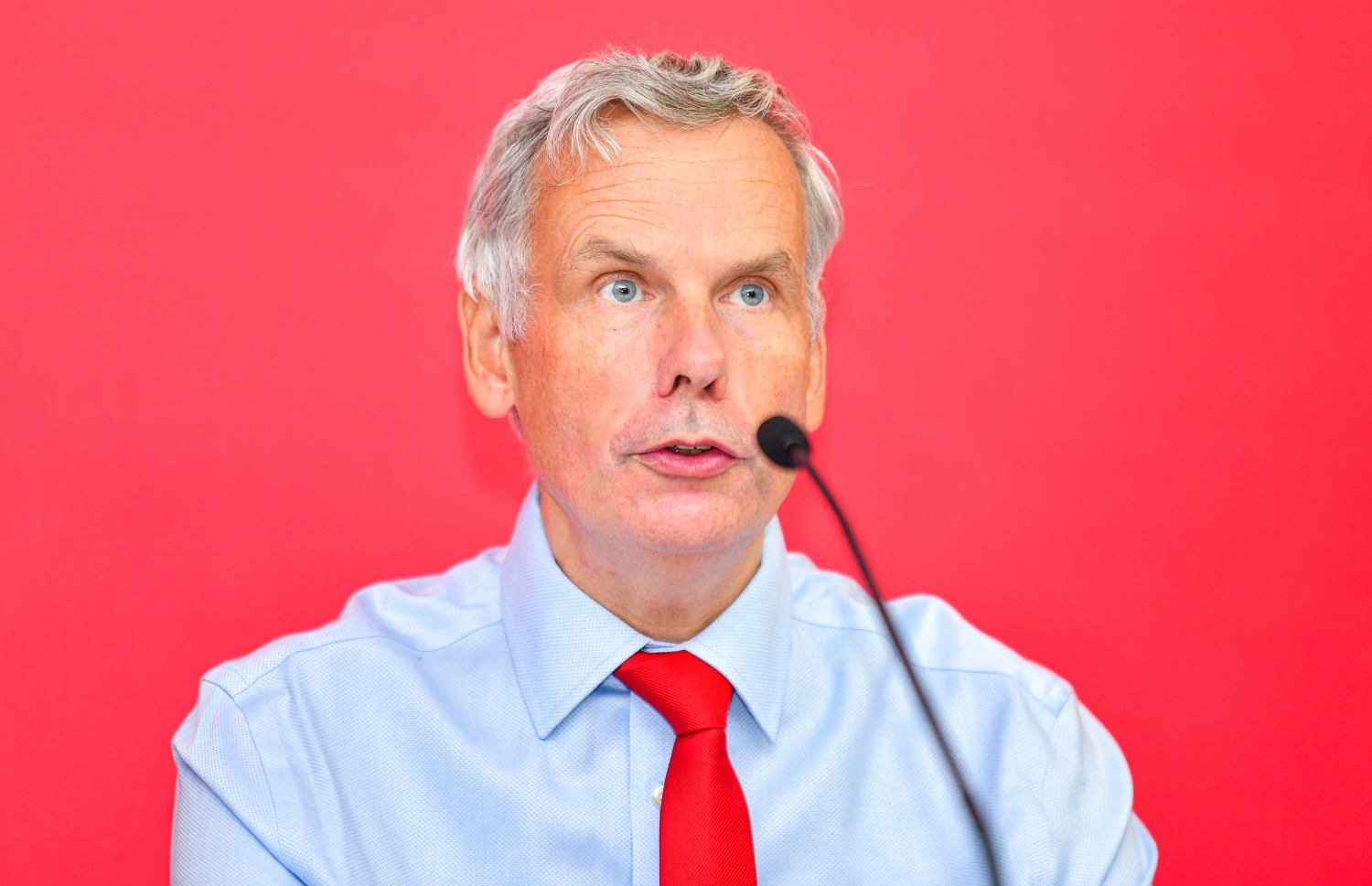 ބޭންކުގެ ސީއީއޯ އަދި މެނޭޖިން ޑިރެކްޓަރު ޓިމް ސޯޔާ މީޑިއާއާ ވާހަކަ ދައްކަވަނީ.--- ފޮޓޯ: ފަޔާޒު މޫސާ/މިހާރު