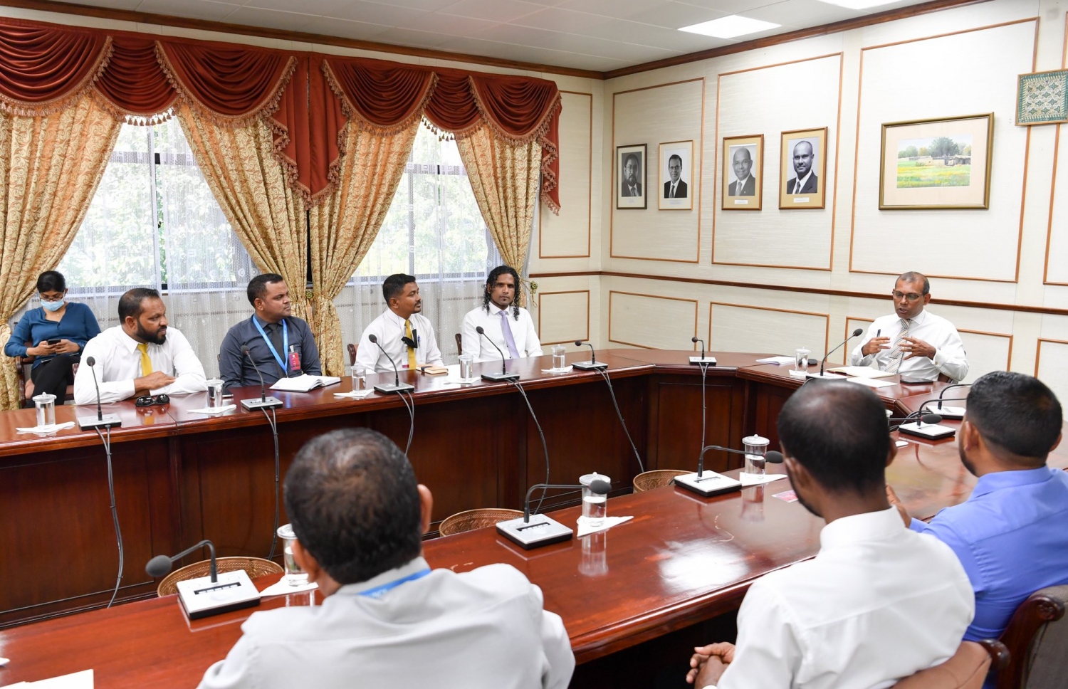 ގއ. އަތޮޅު ކައުންސިލްގެ މެމްބަރުން ރައްޔިތުން މަޖިލީހުގެ ރައީސް މުހައްމަދު ނަޝީދުއާ ބައްދަލުކުރެއްވުން.-- ފޮޓޯ: ރައްޔިތުންގެ މަޖިލީސް