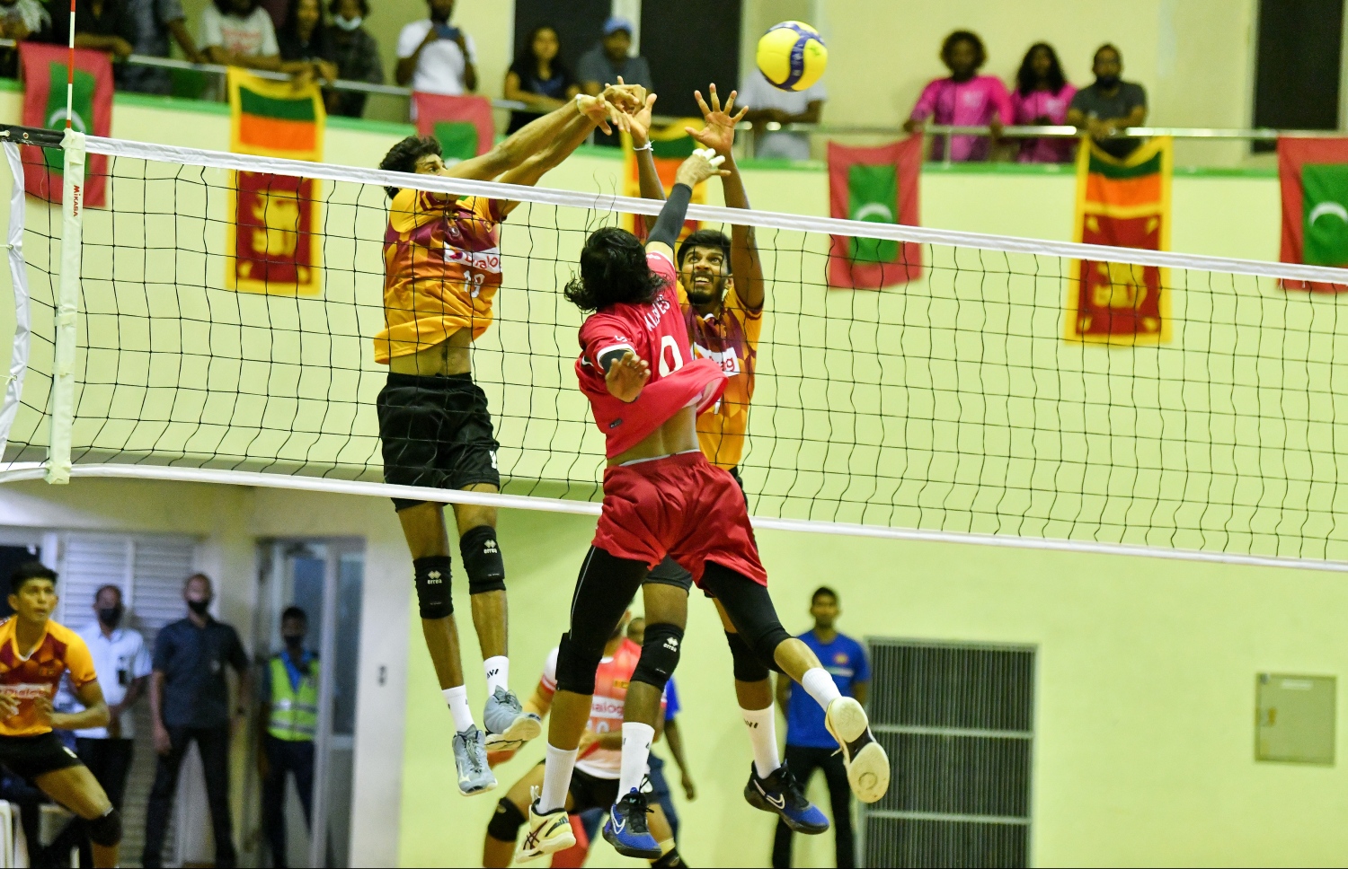 ރާއްޖެ އާއި ލަންކާ ކުޅުނު މެޗުގެ ތެރެއިން --- ފޮޓޯ: ފަޔާޒު މޫސާ | މިހާރު