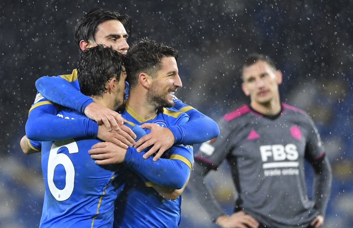 ނަޕޯލީން މެޗުން މޮޅުވި ލަނޑު ޖެހުމަށް ފަހު އުފާފާޅު ކުރަނީ.-- ފޮޓޯ: އޭއެފްޕީ