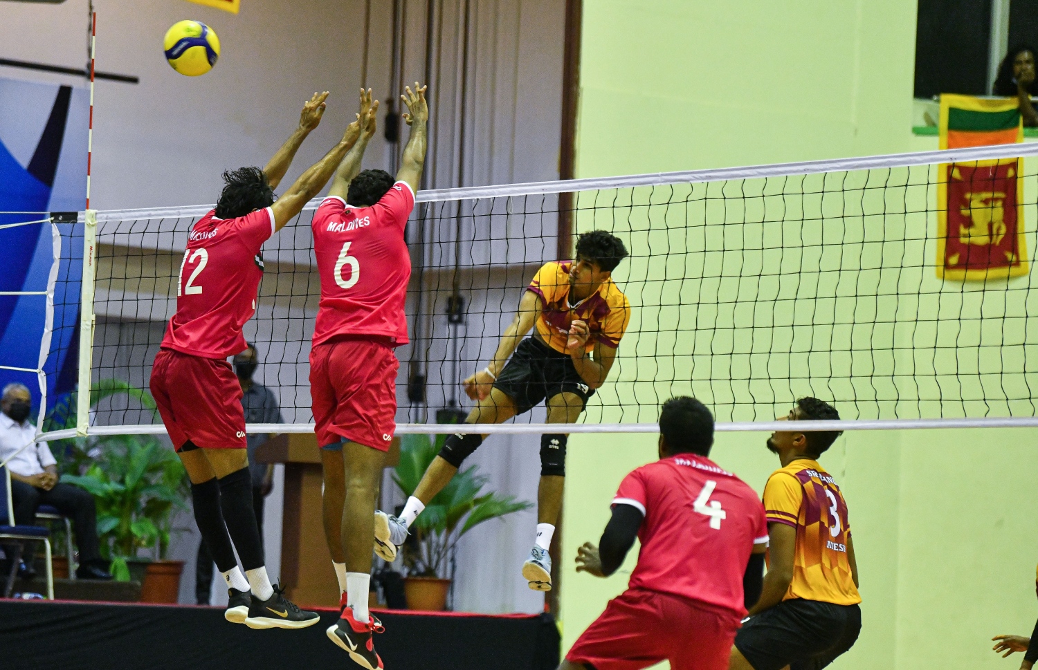 ރާއްޖޭގެ ގައުމީ ވޮލީ ޓީމް ޑިސެމްބަރު 2021 ގައި ލަންކާ އާ ދެކޮޅަށް ކުޅުނު މެޗުގެ ތެރެއިން މި މެޗު ސީދާ ތިން ސެޓުން ކާމިޔާބު ކުރީ ލަންކާ ޓީމް -- ފައިލް ފޮޓޯ/ ފަޔާޒު މޫސާ| މިހާރު