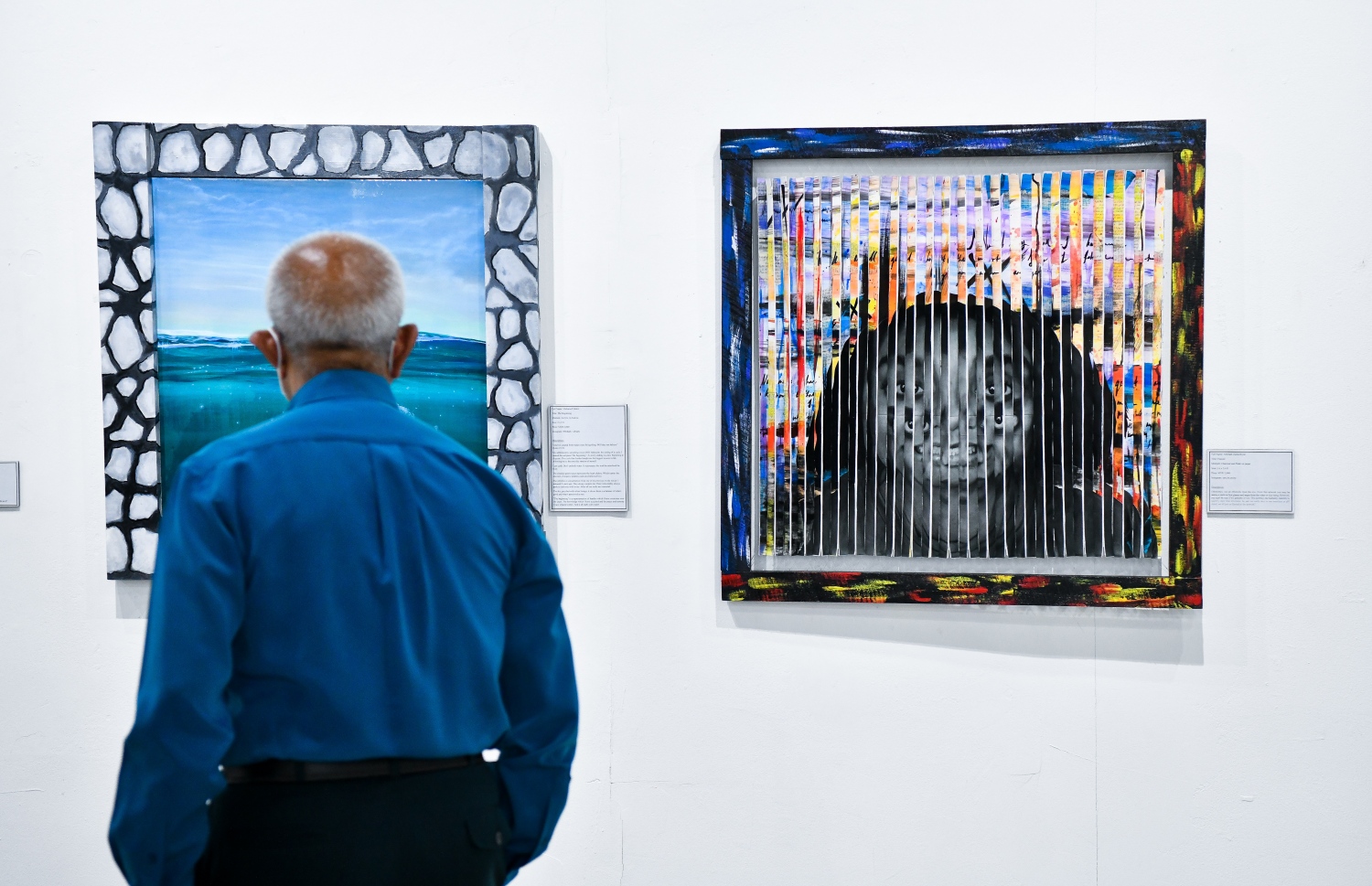 ޑިސެމްބަރު 10، 2021: އަންވެއިލިން ވިޝަންސް އާޓް އެގްޒިބިޝަންގެ ދިވެހިން ކުރެހުންތެރިންގެ ކުރެހުންތައް މީހަކު ބަލާލަނީ.-- ފޮޓޯ- ނިޝާން އަލީ / މިހާރު